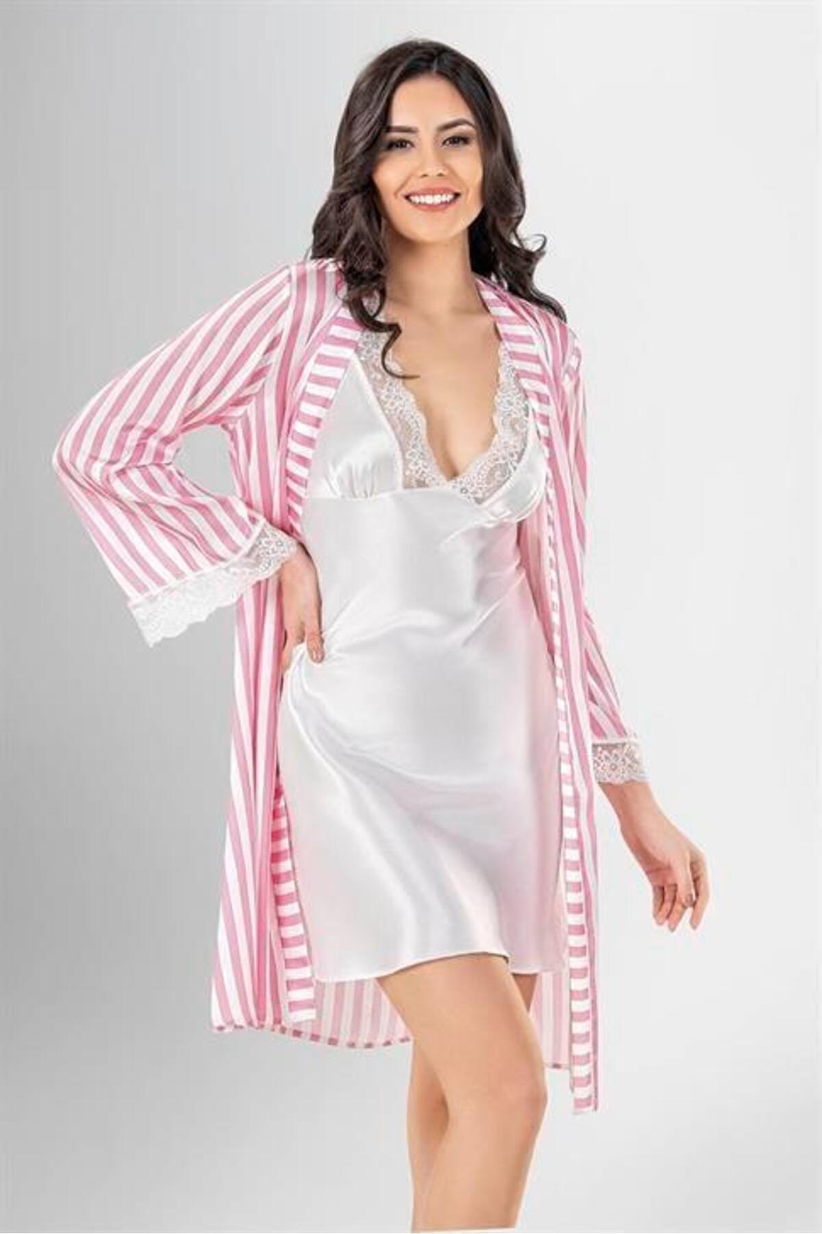 A normal Tekstil Pembe Beyaz Çizgili Saten Sabahlık ve Dantel Detaylı 2'li Gecelik Takım