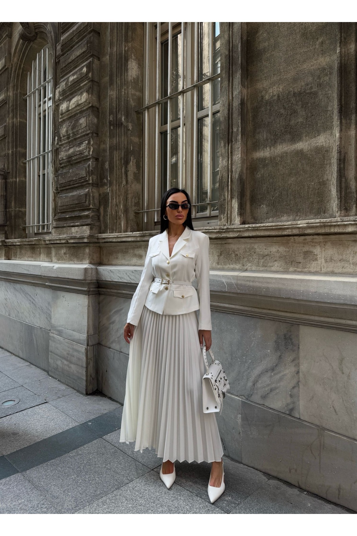 Elizabeth Gold Blazer-Jacke mit Gürtel und Knöpfen und Faltenrock-Set - Görsel 3