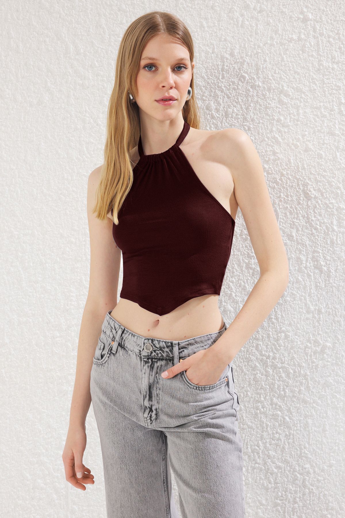 Trendyol Collection Burgundowa Dopasowana Bluzka Dzianinowa - Dopasowana Z Dekoltem Typu Halter Twoss25bz00136 Kobieta - XL
