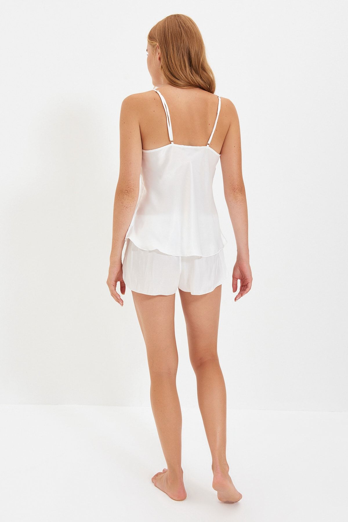 Trendyol Collection-Ecrufarbenes, gewebtes Pyjama-Set aus Spitze mit Seilträgern und Satin-Shorts THMAW21PT0843 11