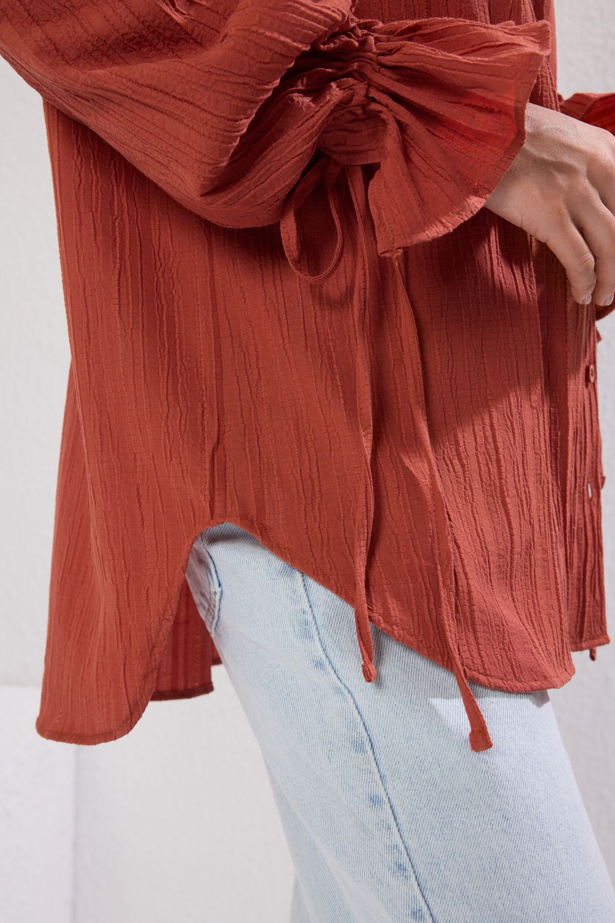 Trendyol Collection-Strukturiertes Webhemd mit Spitzendetails und Fliesenärmeln TWOSS24GO00087 3