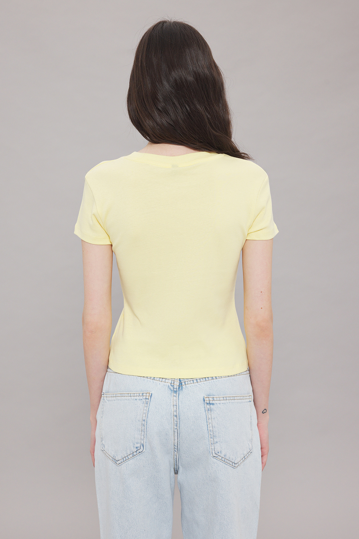 Trendyolmilla  Açık Sarı Tavşan Baskılı Fitted/Vücuda Oturan Örme T-Shirt TWOSS25TS00095 - Görsel 4