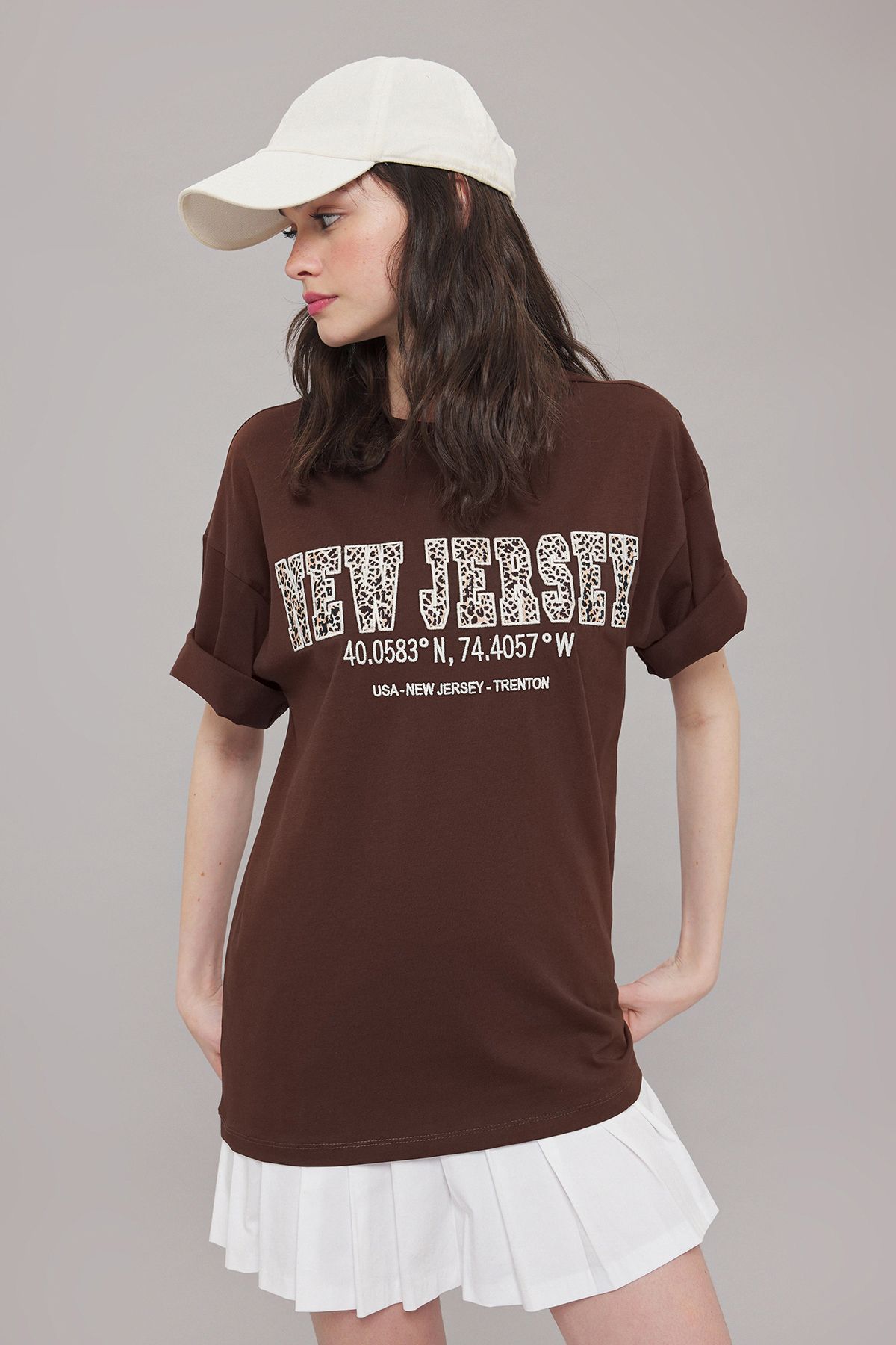 Trendyol Collection Brązowa Haftowana Luźna Bawełniana Koszulka Z Napisem - Twoss25ts00060 Kobieta - XL