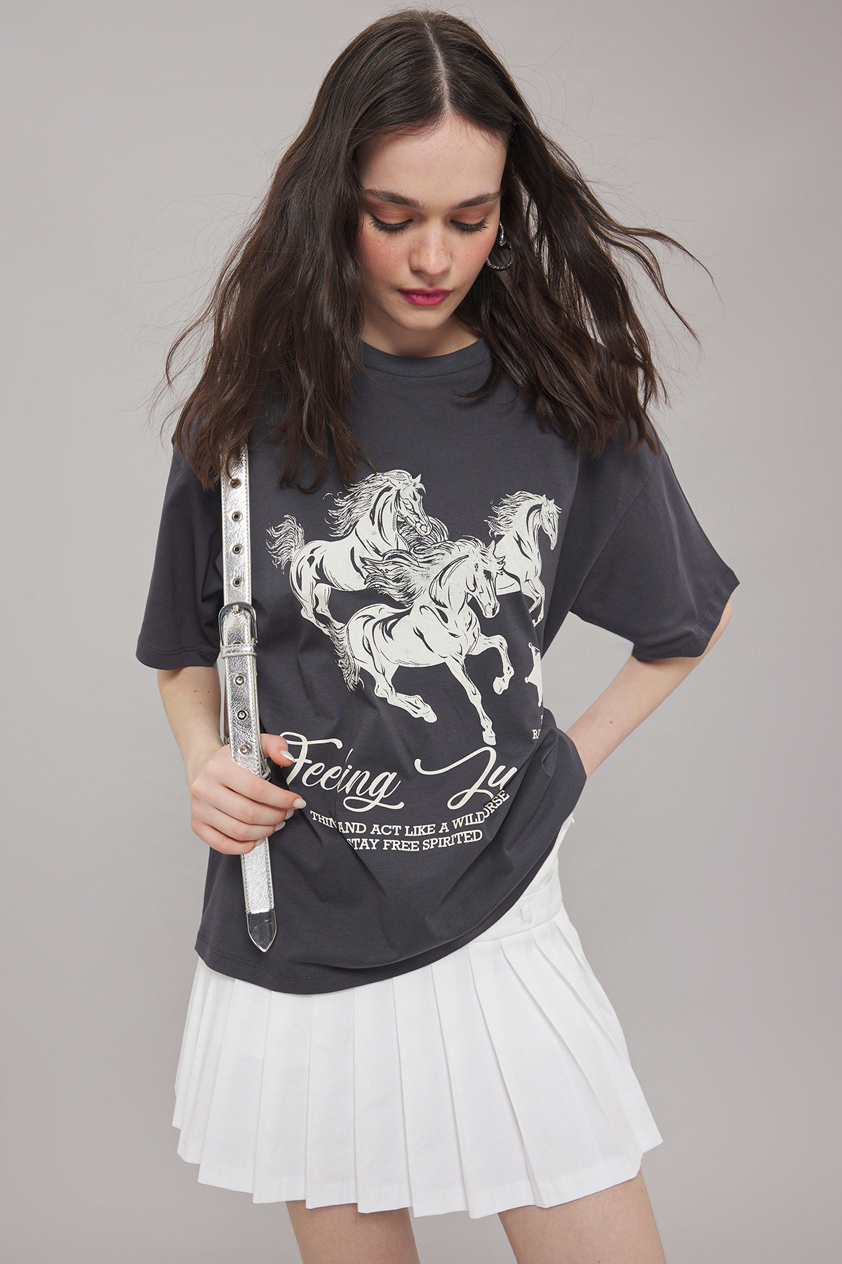 Trendyolmilla  Antrasit %100 Pamuk Oversize/Geniş Kalıp Baskılı Örme T-Shirt TWOSS25TS00075