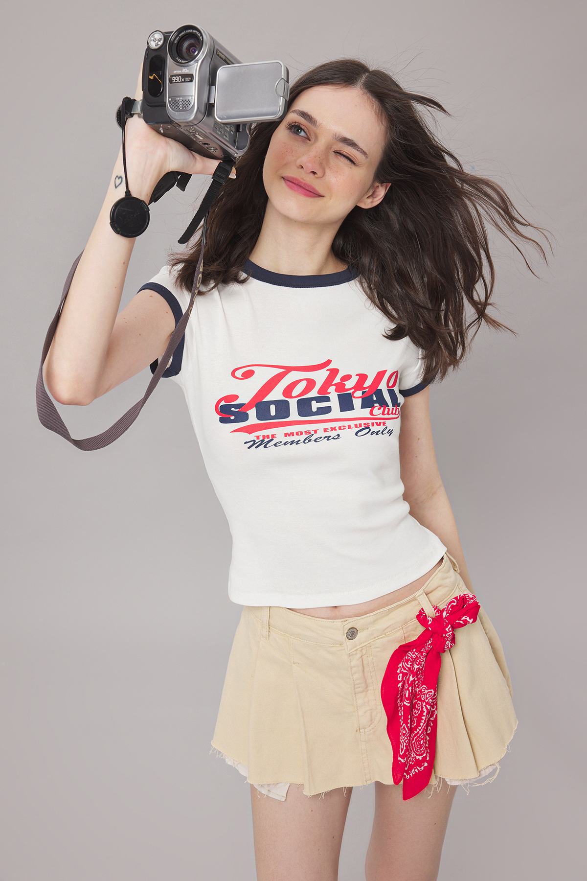 Trendyolmilla  Ekru Slogan Baskı Renk Bloklu Fitted/Vücuda Oturan Örme T-Shirt TWOSS25TS00094 - Görsel 2