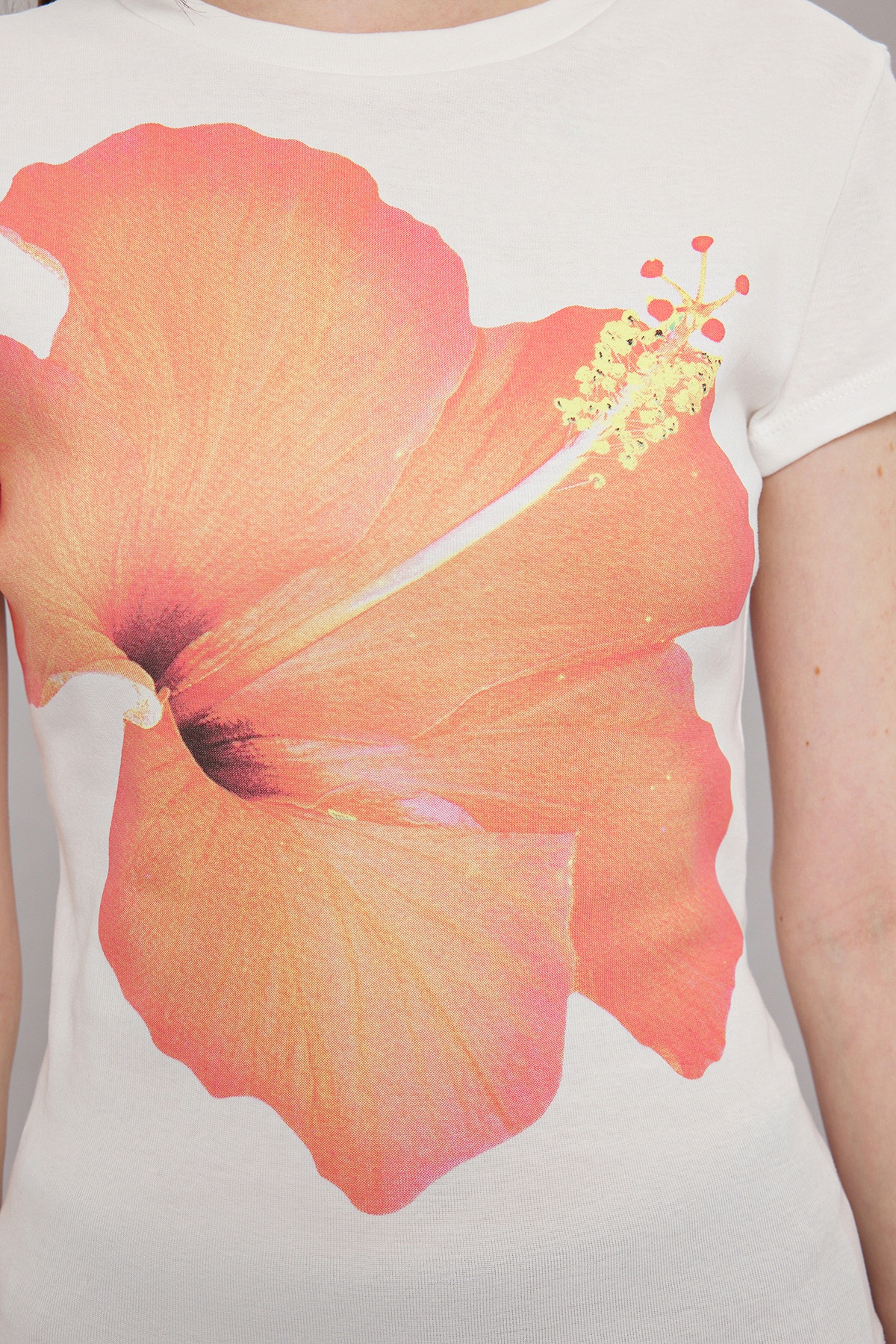 Trendyolmilla  Ekru Çiçek Baskılı Fitted/Vücuda Oturan Örme T-Shirt TWOSS25TS00031 - Görsel 3