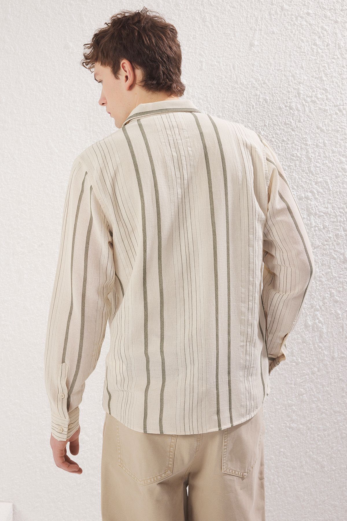 Trendyol Collection-Prémiová khaki košile Regular Fit s pruhy – plátěná textura TMNSS23GO00056 4
