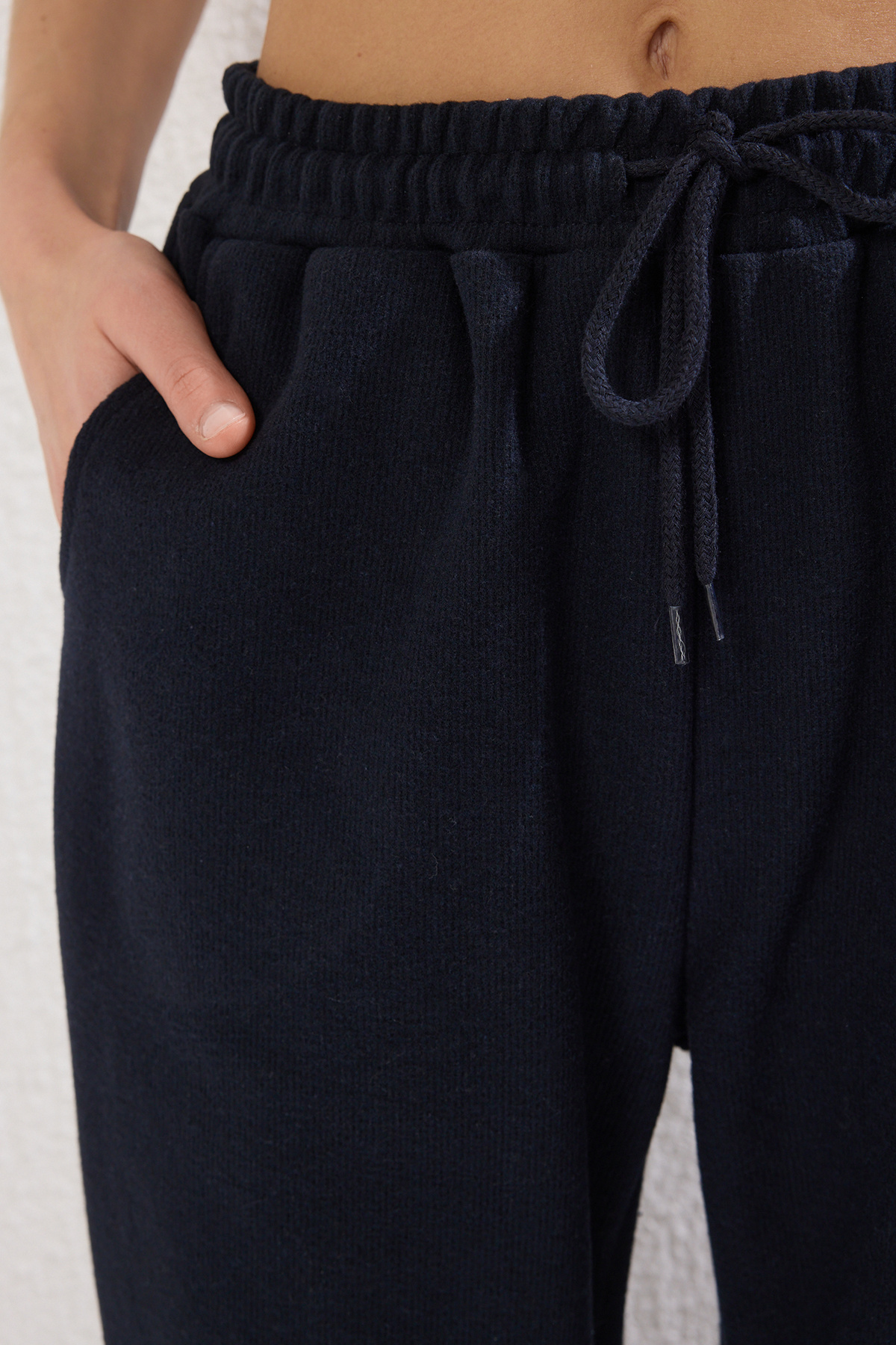 Trendyol Collection-Dark Navy Thessaloniki Pohodlný střih Kapesní pletené sportovní tepláky TWOAW21EA0168 3