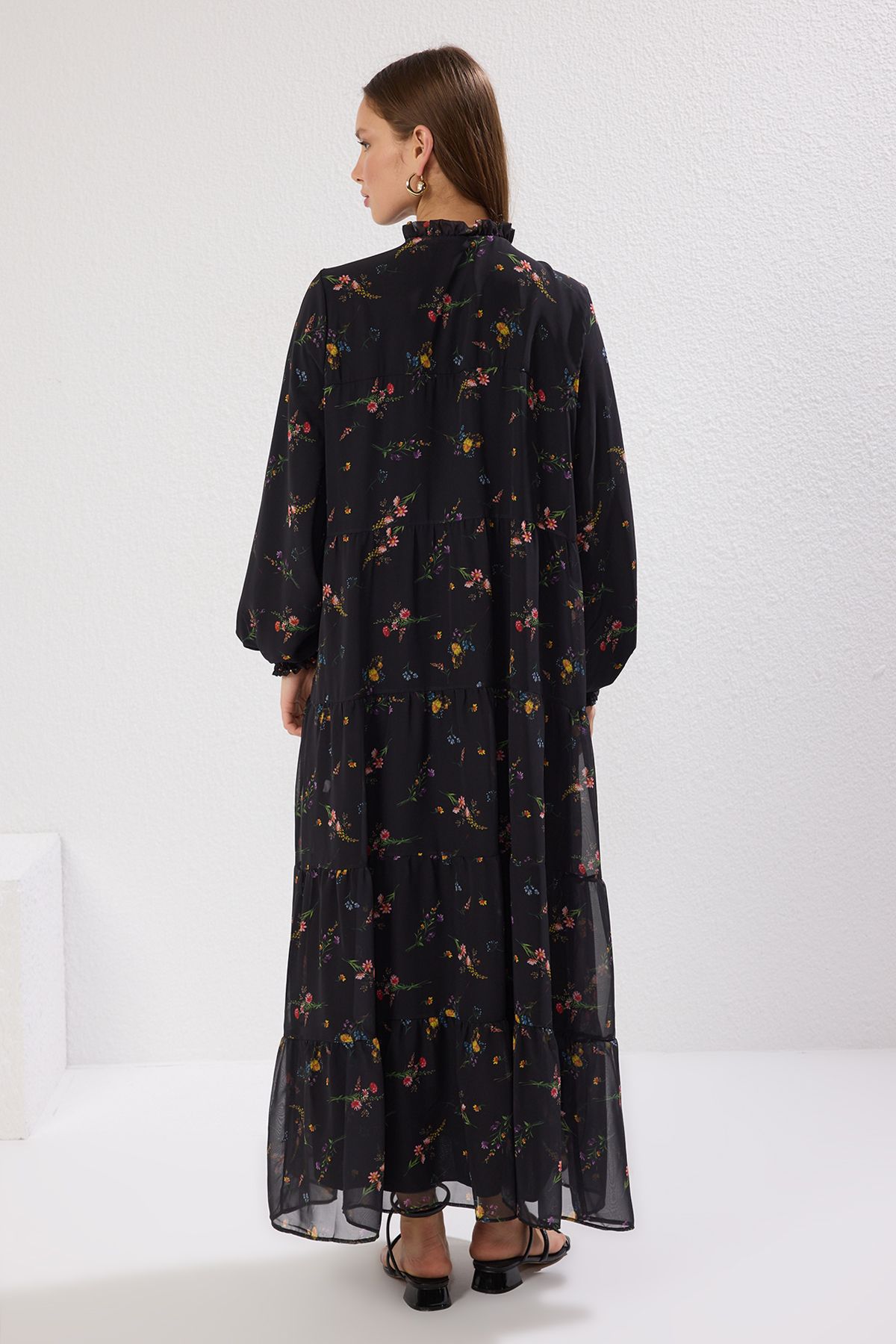 Trendyol Modest-Čierne tkané šaty s kvetinovým vzorom - detail goliera TCTAW25EB00091 4