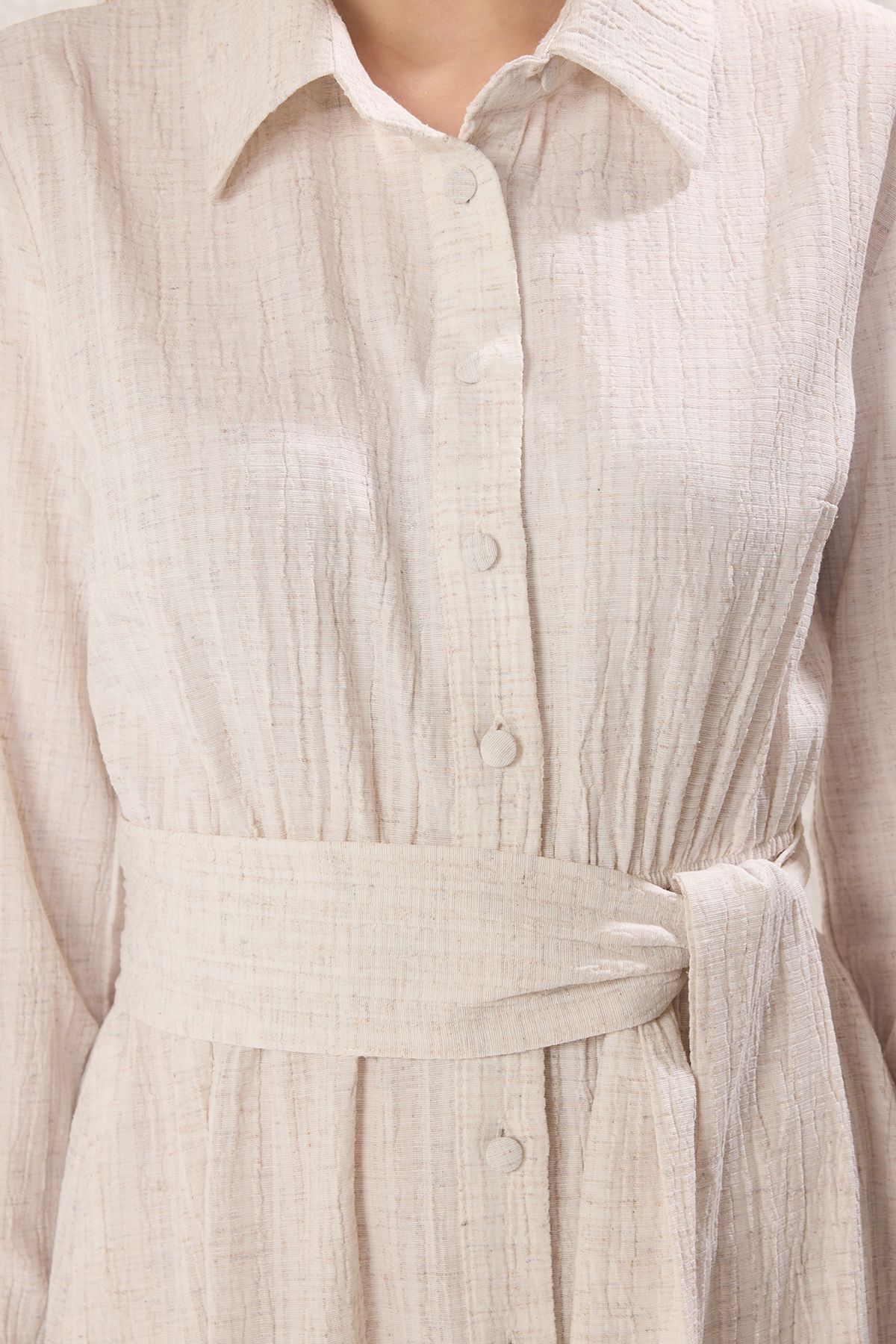 Trendyol Modest-Beigefarbenes, gewebtes Hemdkleid mit Gürtel TCTSS25EB00068 2