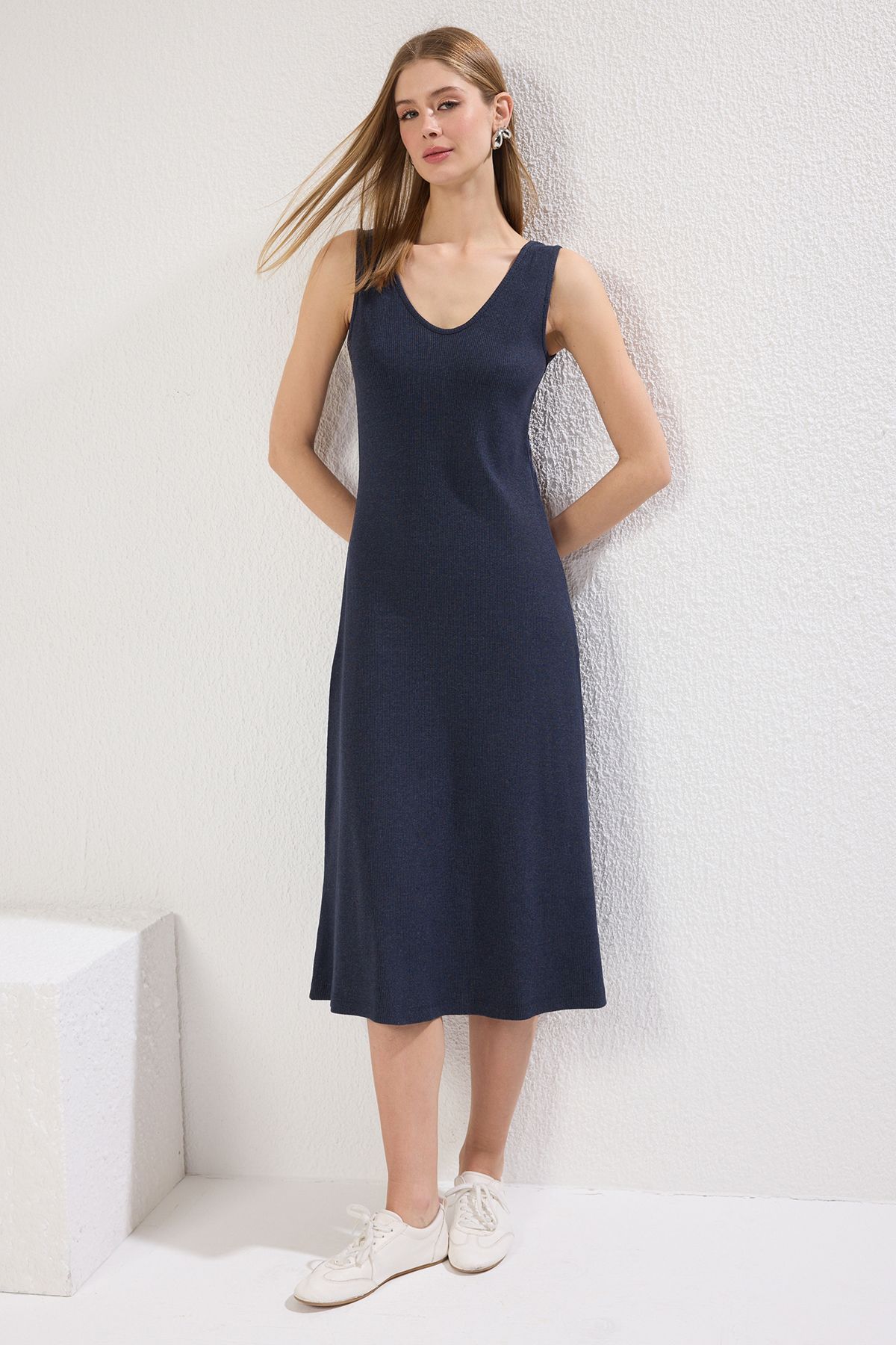 Trendyol Collection Sukienka Dzianinowa Indigo Midi Length Stretchy - Dekolt Typu Pool Neck, Dzianinowy Wygląd Twoss22el2964 Kobieta - M