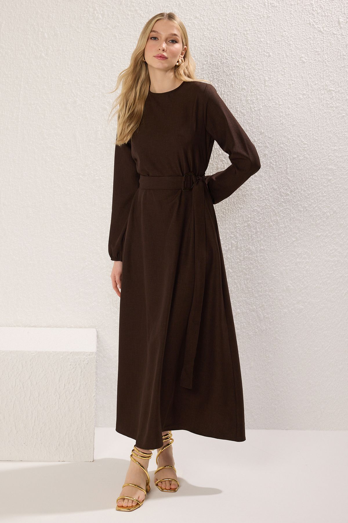 Trendyol Modest-Braunes gewebtes Kleid mit Gürtel TCTSS25EB00096 2