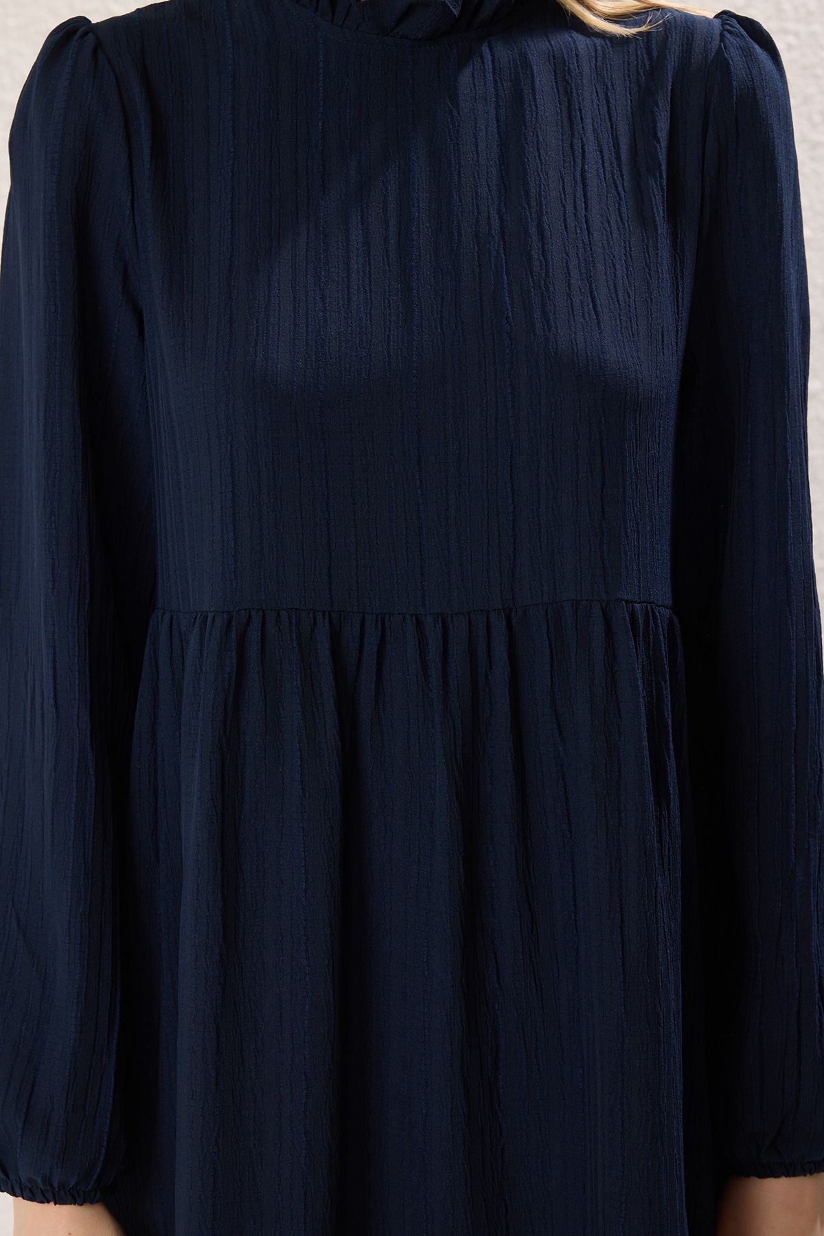 Trendyol Modest-Marineblaues Crinkle-Gewebtes Kleid mit Stehkragen und weiter Passform TCTSS22EB00171 3