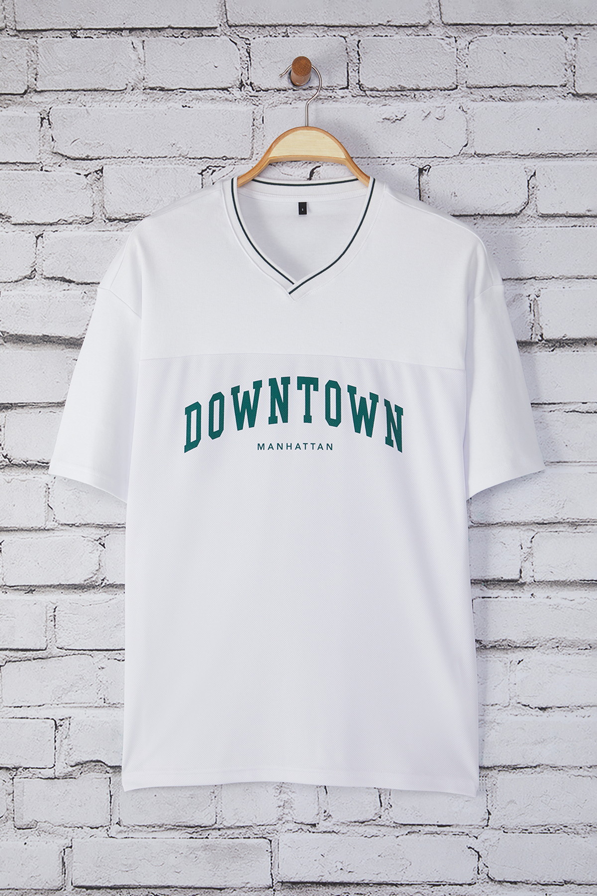 Trendyolmilla Man Ekru Oversize/Geniş Kesim Downtown Baskılı V Yaka Forma T-Shirt TMNSS25TS00123