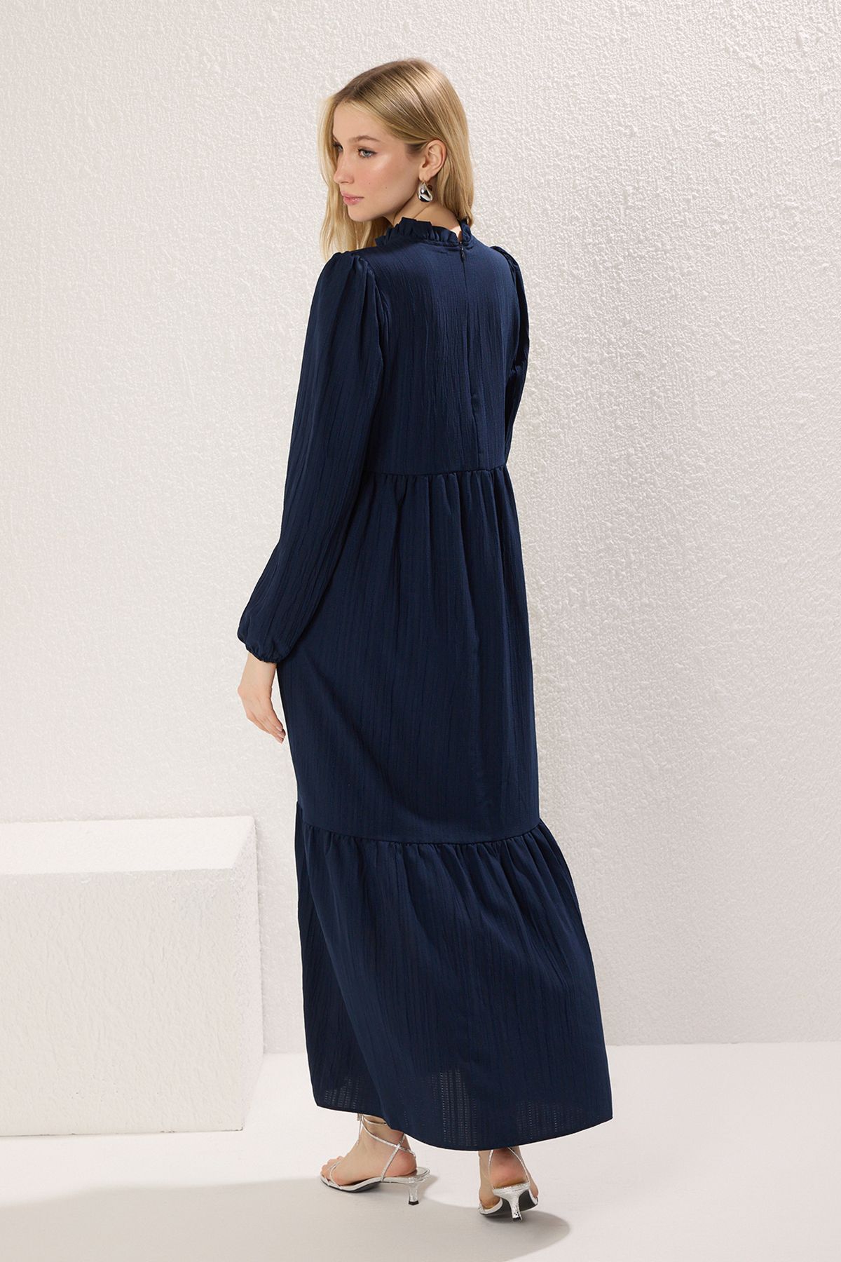 Trendyol Modest-Marineblaues Crinkle-Gewebtes Kleid mit Stehkragen und weiter Passform TCTSS22EB00171 4