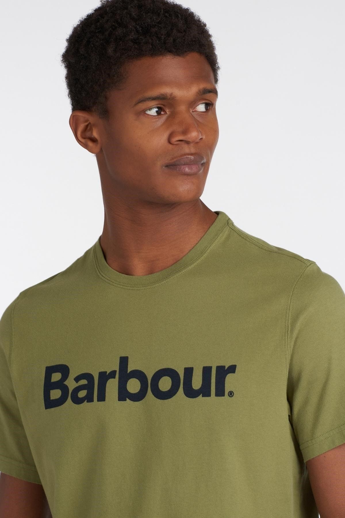 تی شرت سبز مردانه آرم OL39 Burkt Olive Barbour