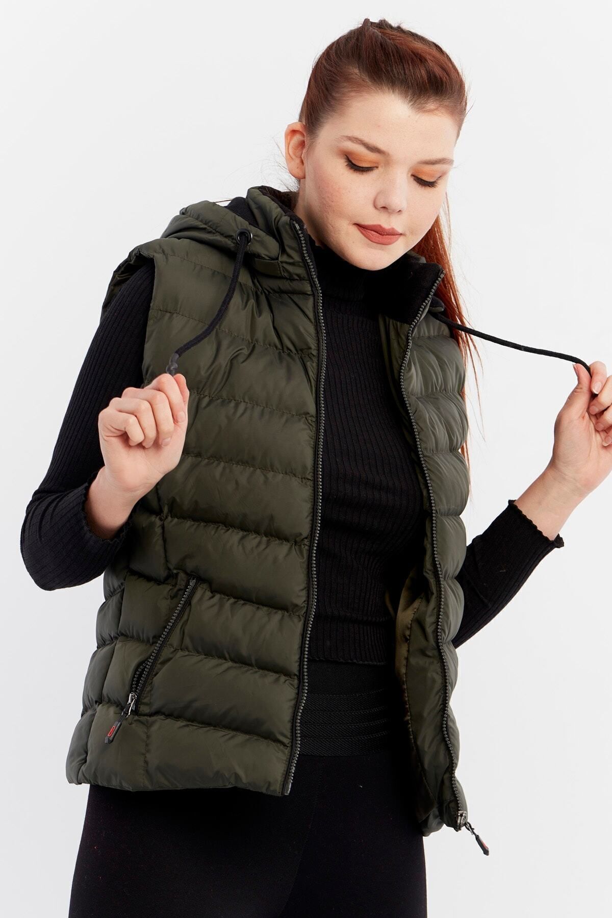 DYNAMO-Khakifarbene Pufferweste für Damen mit Kapuze und Fleece an der Innenseite der Kapuze 7