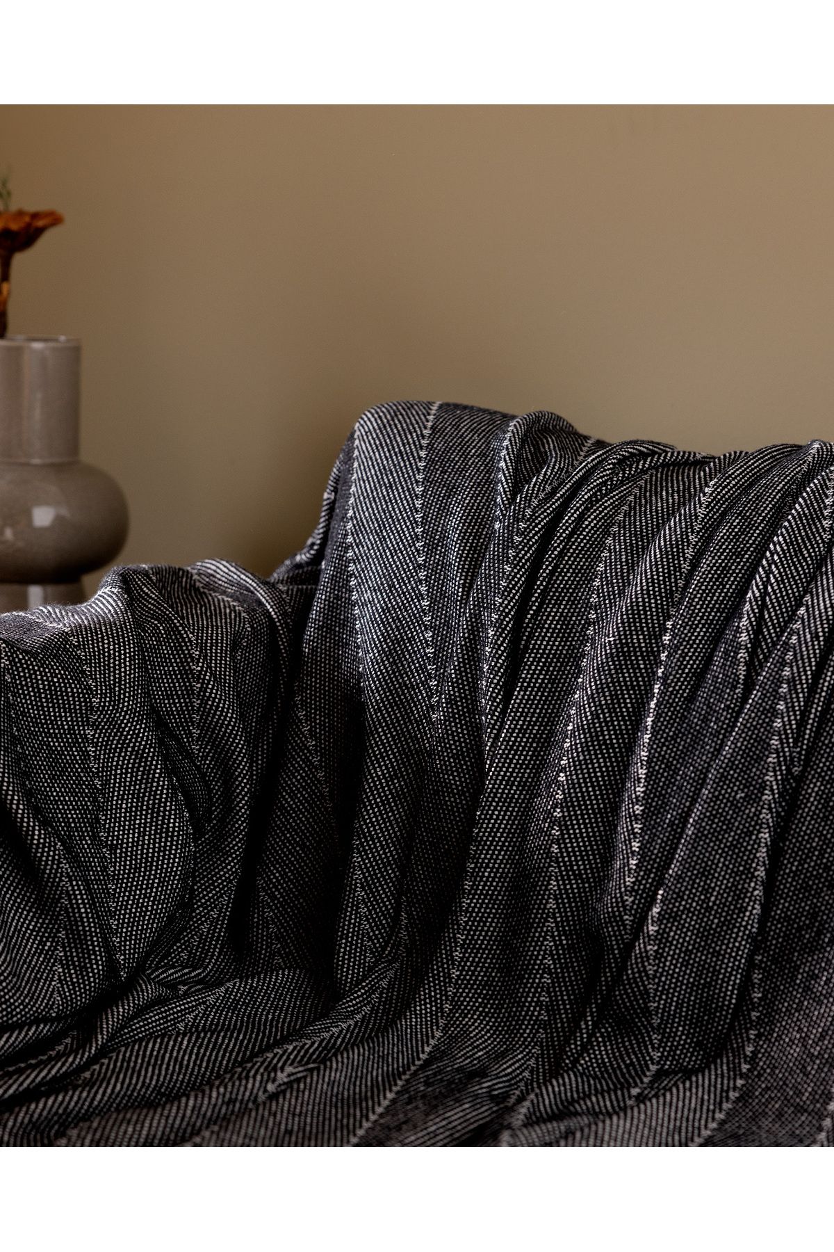 Madame Coco-Ranier Sofa Shawl - Black 4