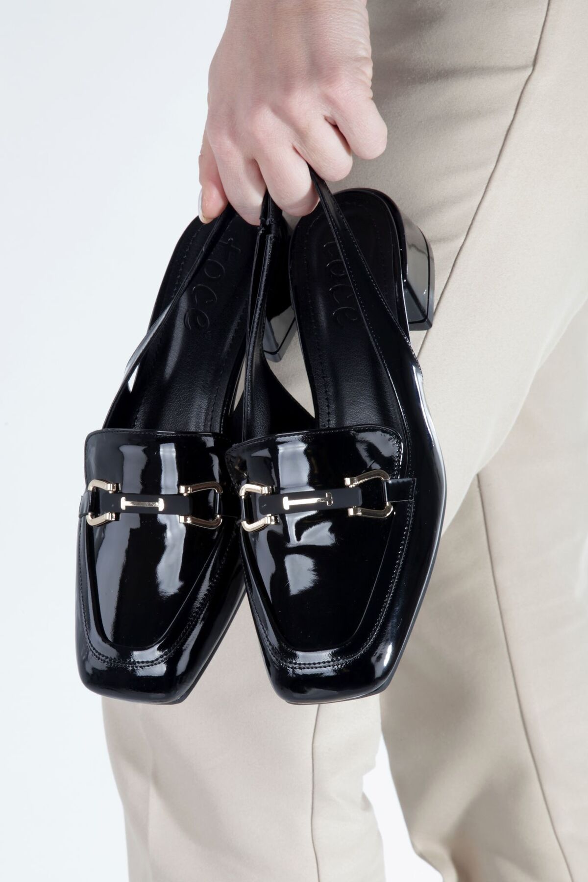 GökDesem  GÖKDESEM KADIN SİYAH SİVRİ BURUN ALTIN TOKALI SANDALET - Görsel 2