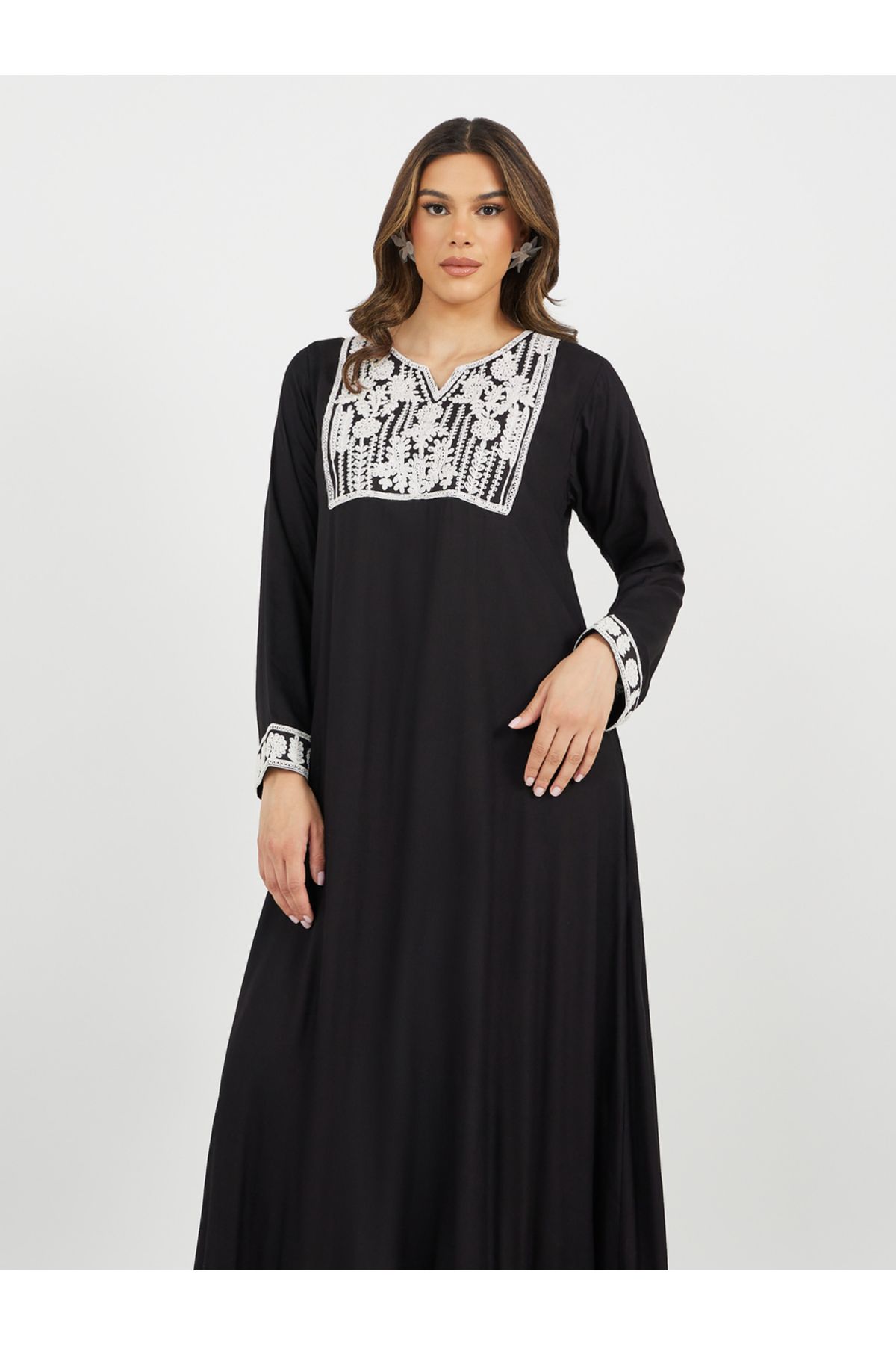 Styli-Embroidered Notch Neck A-Line Jalabiya 3