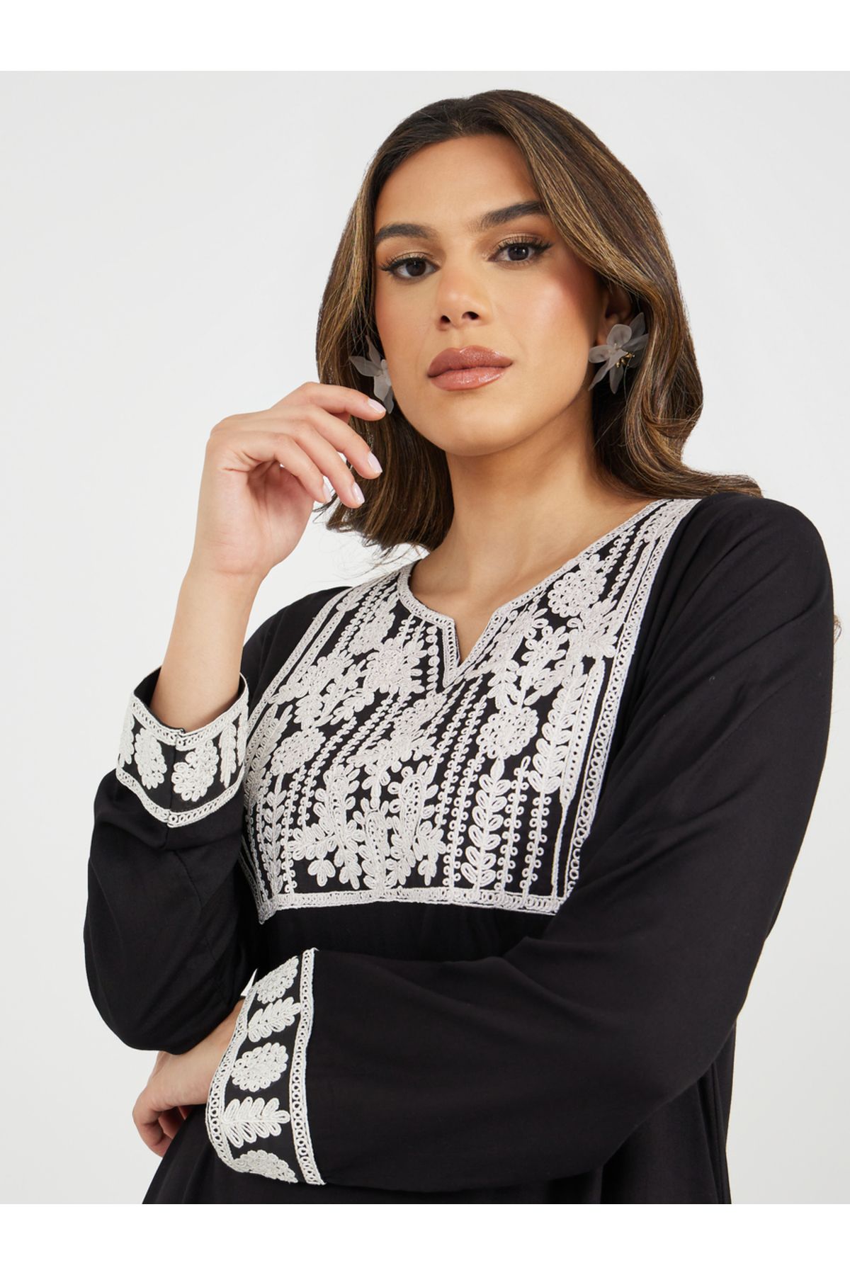 Styli-Embroidered Notch Neck A-Line Jalabiya 5