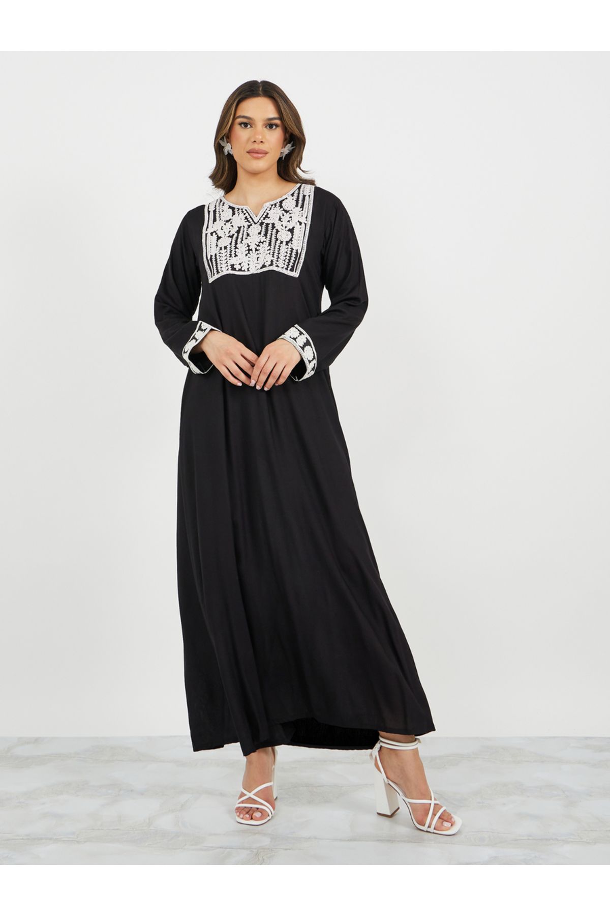 Styli-Embroidered Notch Neck A-Line Jalabiya 1