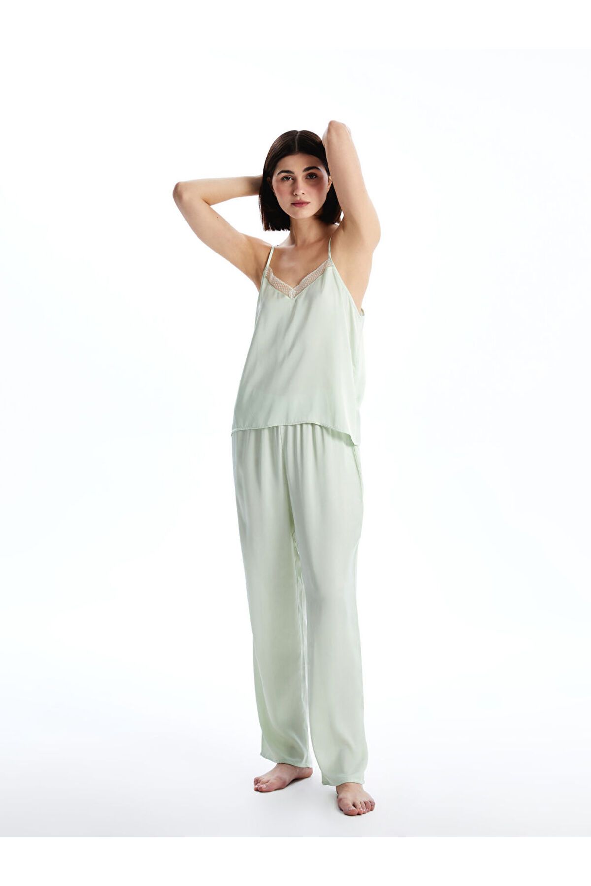 LC Waikiki V Yaka Askılı Saten Kadın Pijama Takımı