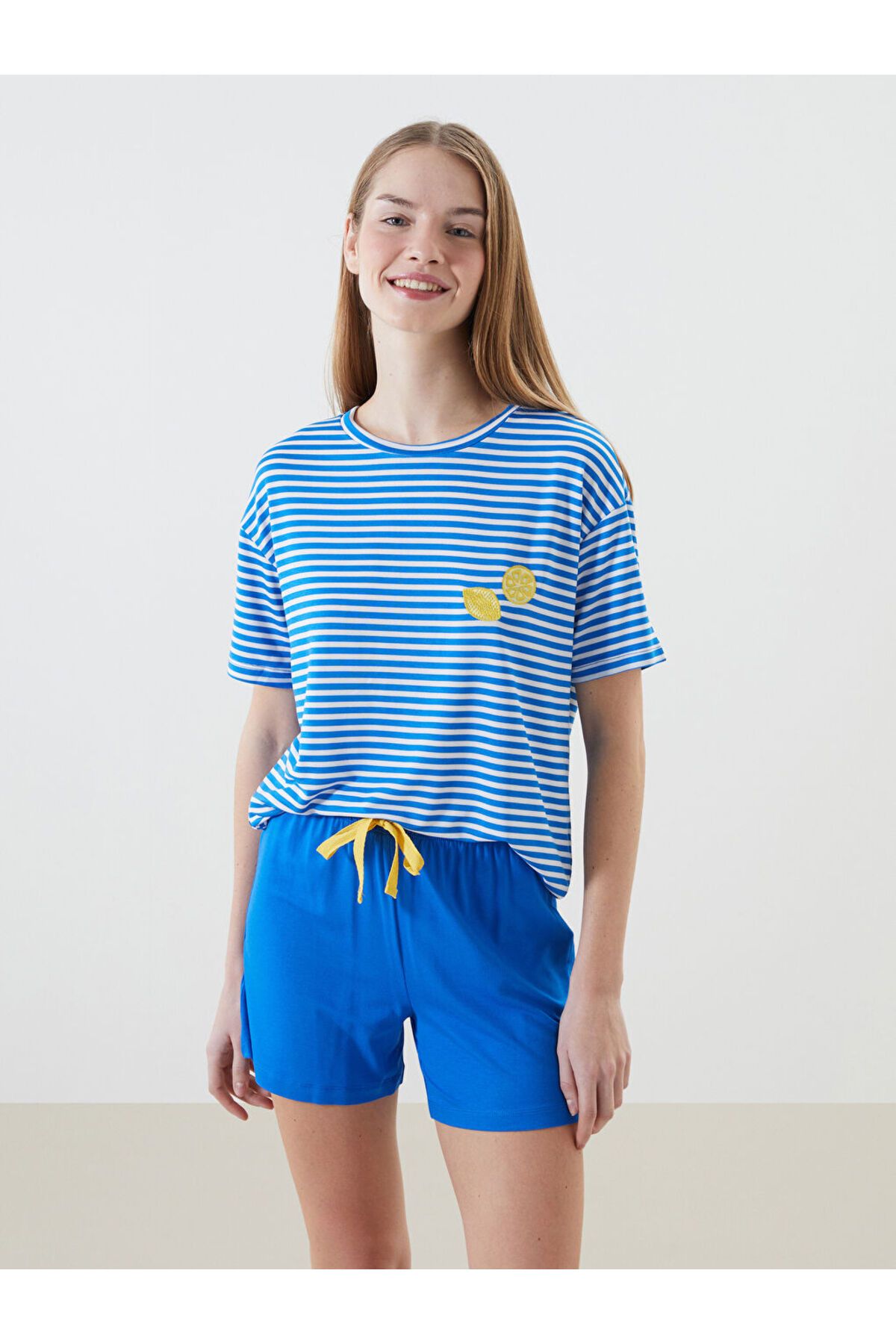 LC Waikiki Yeni Sezon Bisiklet Yaka Cizgili Kadin Sortlu Pijama Takimi - S5EP16Z8