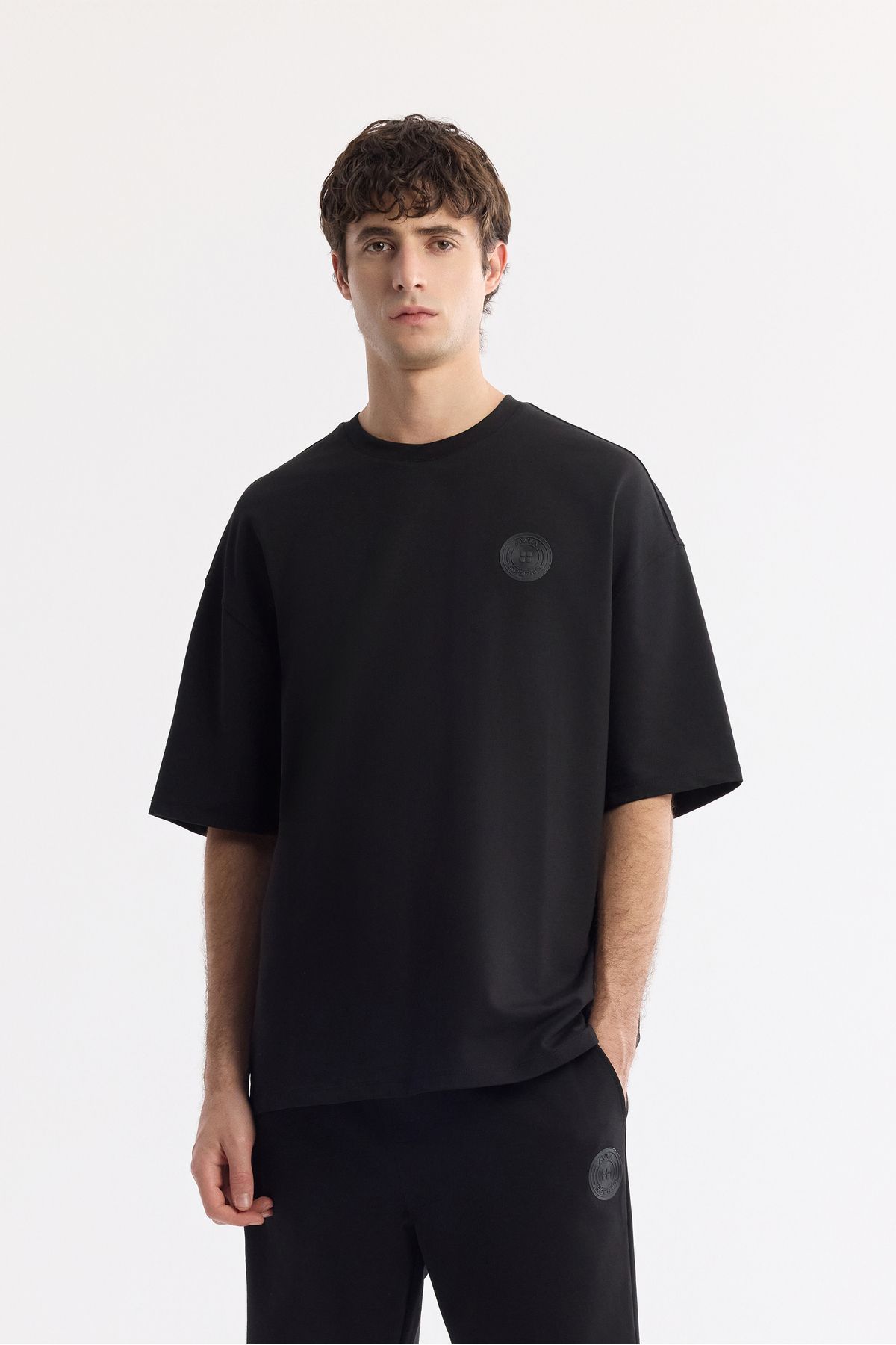 Avva Erkek Siyah Bisiklet Yaka Oversize Aplike Baskı Detaylı 2'İplik T-Shirt A51Y1082