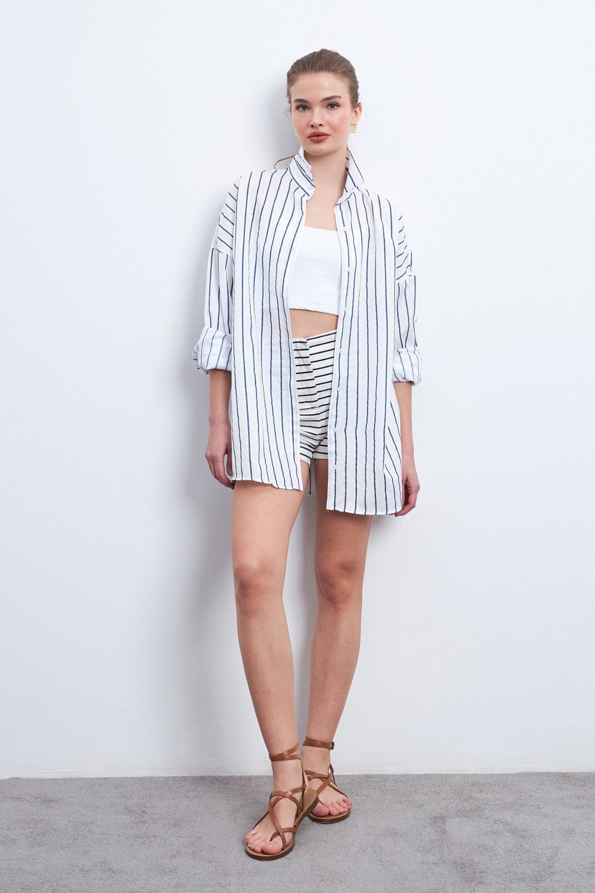 Trendseninle-Women's Blue Oversize Vertical Striped White Shirt 3