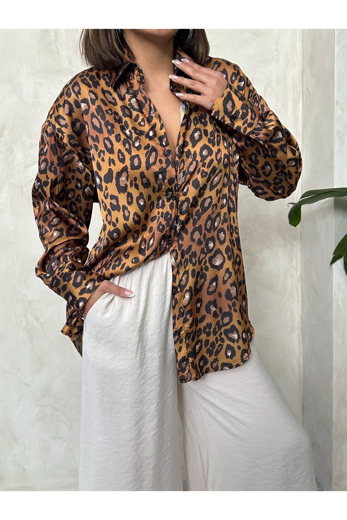 BEJNA-Cămașă din satin maro cu model leopard de damă 3