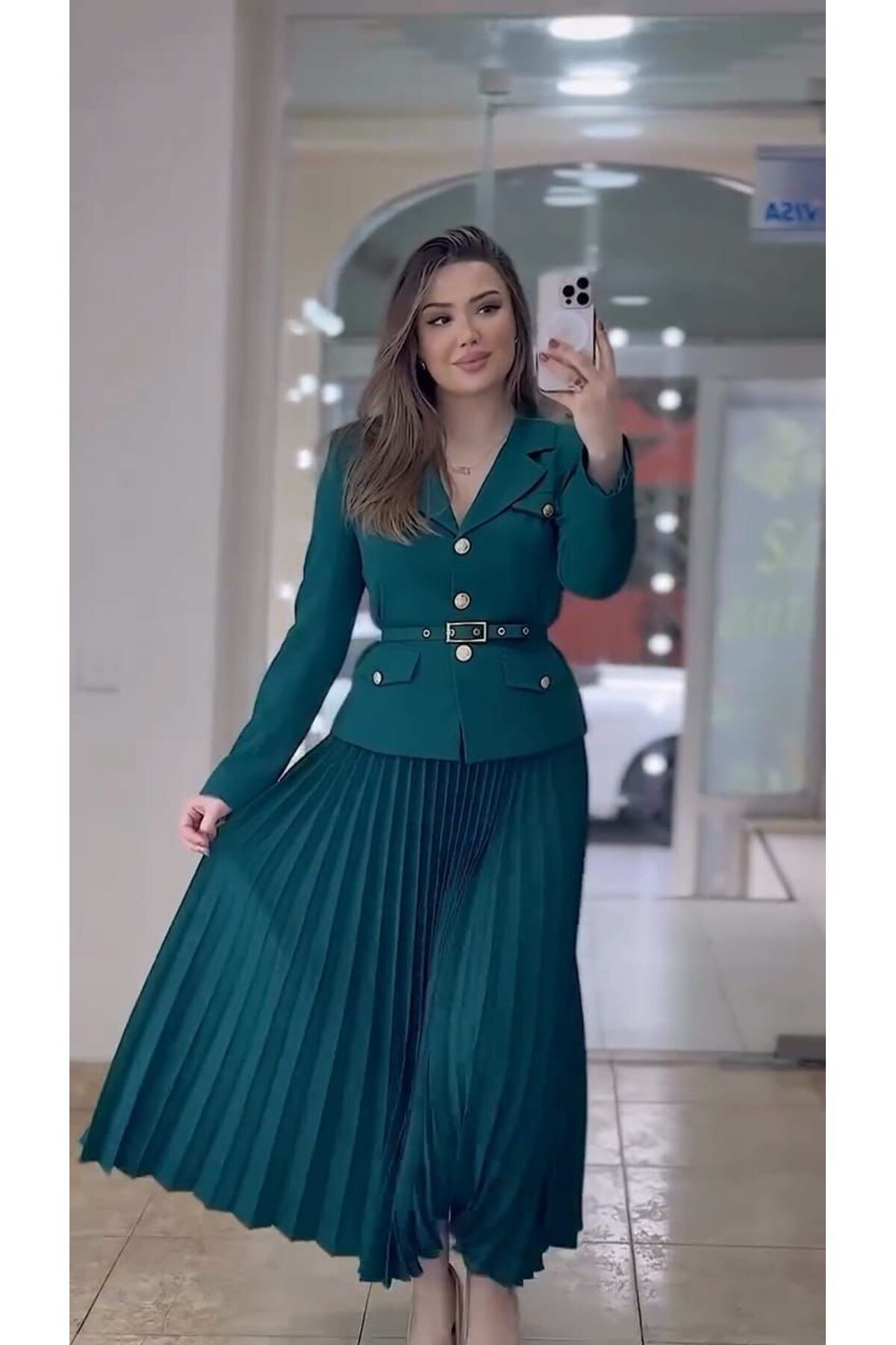 CLASSY.MODA-طقم مكون من قطعتين - حزام ذهبي - سترة بأزرار سفلية وتنورة طويلة بطيات 4