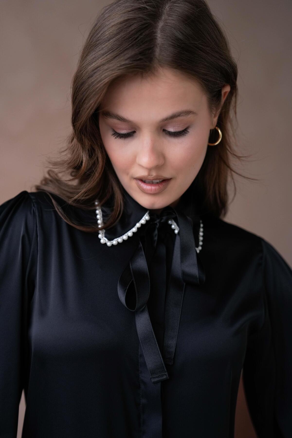 minaaise  Kadın Siyah İnci Detaylı Aksesuarlı Saten Gömlek 29054 - Görsel 3