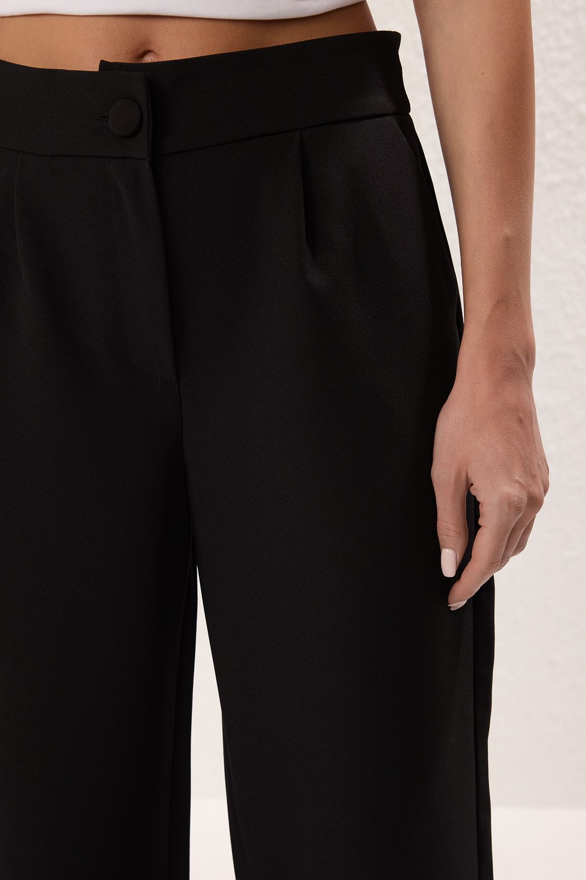 Trendyol Collection-Schwarze Stoffhose mit weitem Bein und Falten – TWOSS21PL0189 3