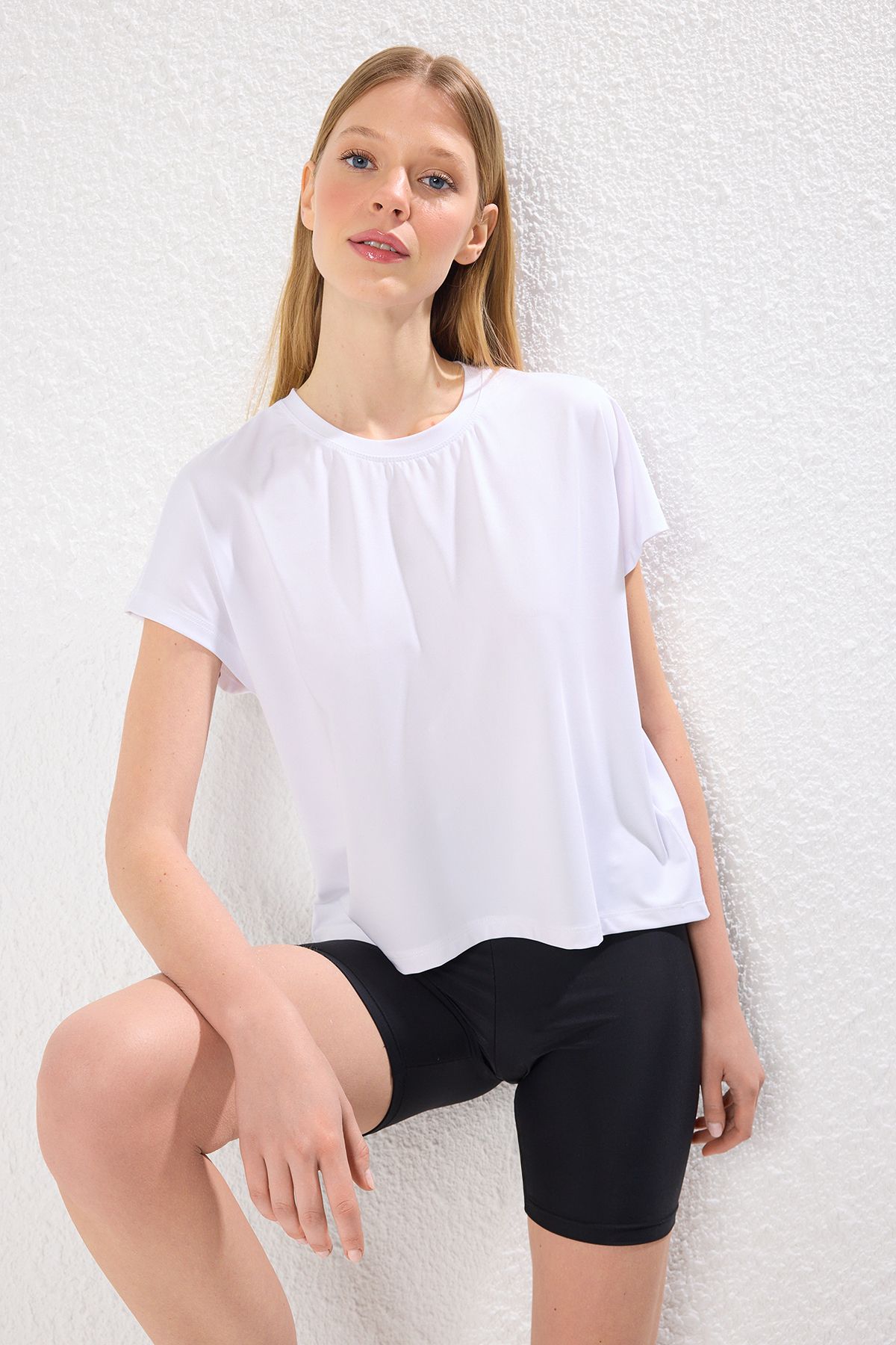Trendyol Collection Biała Mikrotkanina Sportowa Dzianinowa Koszulka T-shirt Thmss25ts00001 Kobieta - L