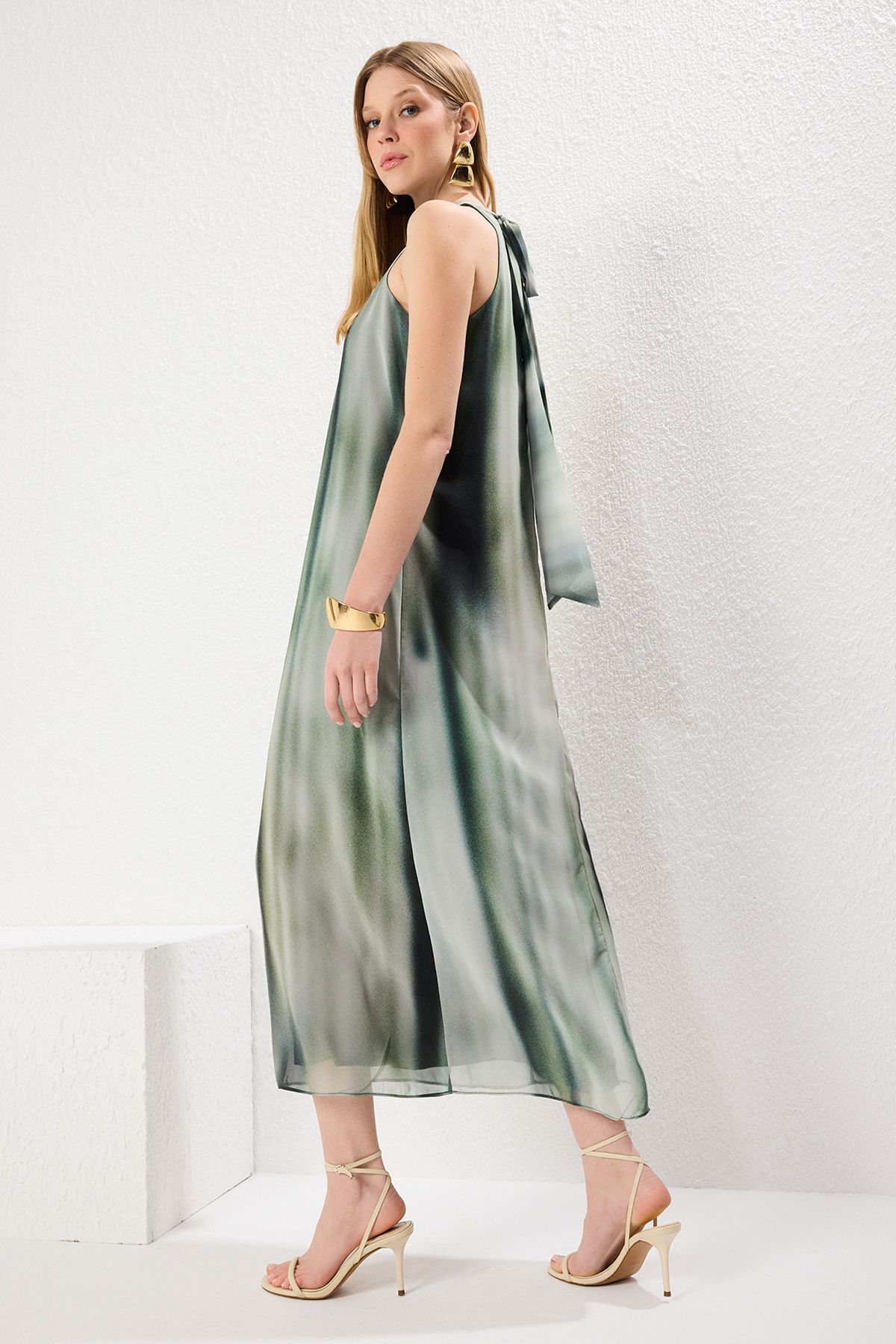 Trendyol Collection-Grünes, abstraktes, gemustertes, gerade geschnittenes Maxi-Webkleid mit Schnürdetail TWOSS25EL00408 2