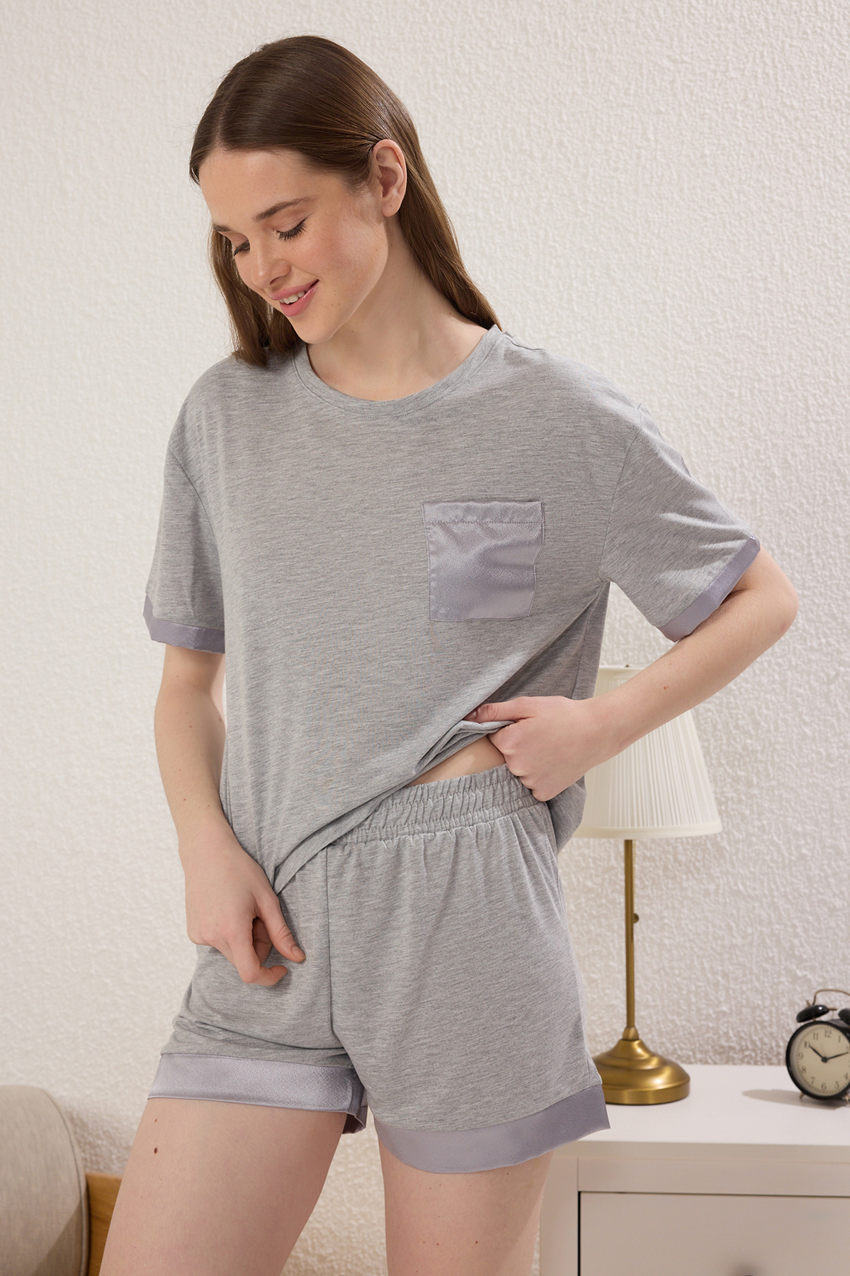 Trendyolmilla Gri Melanj Cepli Saten Manşetli Viskon Şortlu Örme Pijama Takımı THMSS25PT00330