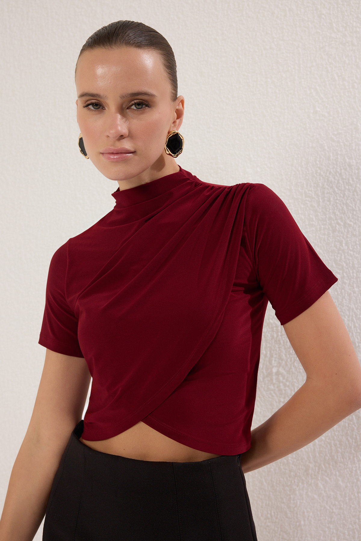 Trendyolmilla Bordo Dik Yaka Kısa Kollu Drapeli Crop Bluz Örme Bluz TWOSS24BZ00422