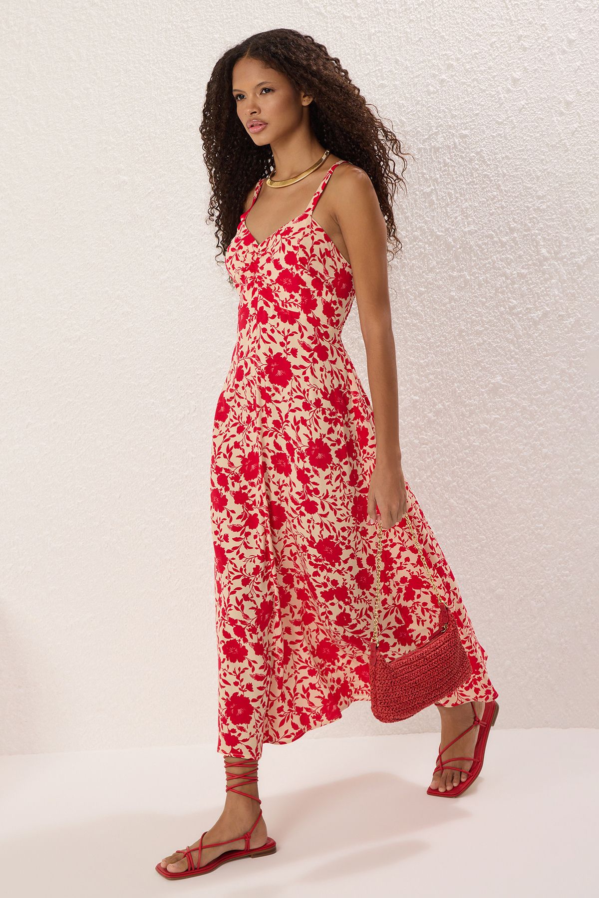 Trendyol Collection Czerwona spódnica z kwiatowym wzorem z rozcięciem w talii Gipel Midi Woven Dress TWOSS25EL00036