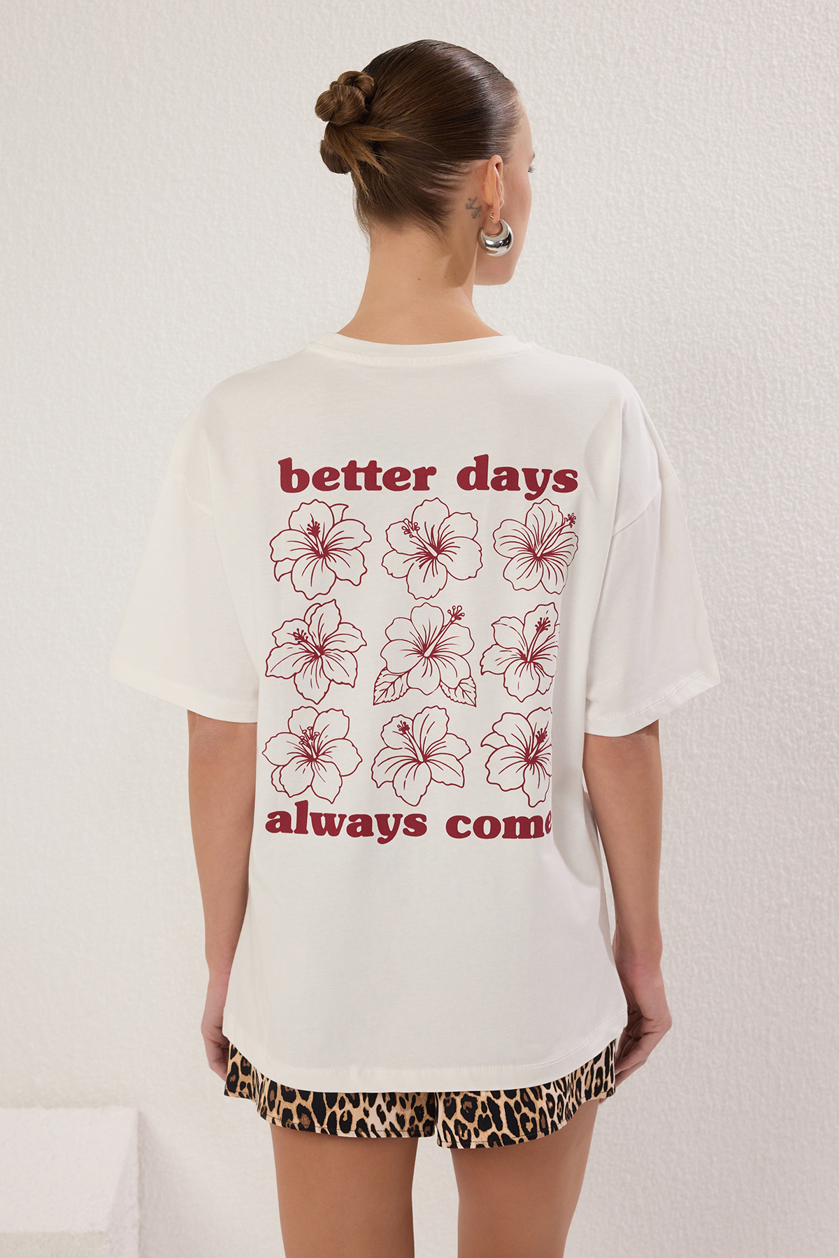 Trendyolmilla  Ekru %100 Kalın Pamuklu Oversize/Geniş Kalıp Ön Arka Baskılı Örme T-Shirt TWOSS25TS00059 - Görsel 4