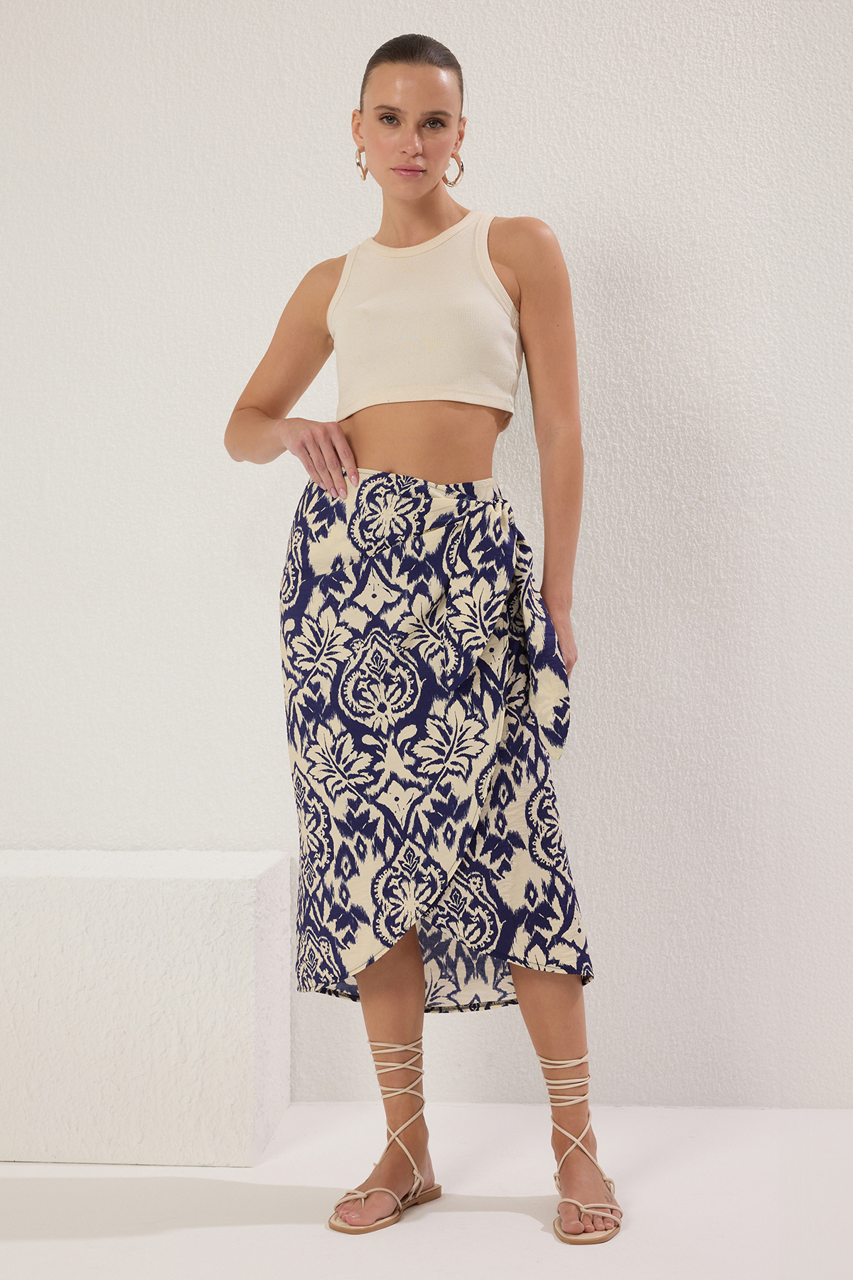 Trendyolmilla  Çok Renkli Bağlama Detaylı Desenli Midi Boy Dokuma Etek TWOSS25ET00157