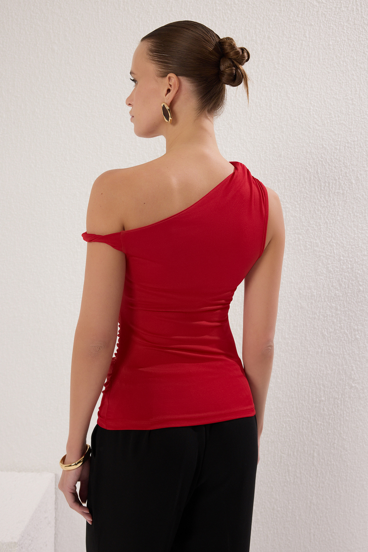 Trendyol Collection-Rote Strickbluse mit asymmetrischem Ausschnitt – Kordelzug-Detail, körperbetont TWOSS25BZ00279 4