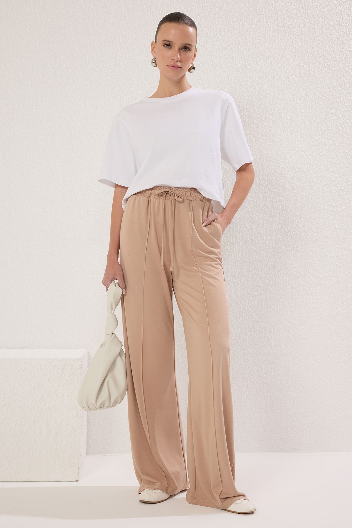 Trendyol Collection Beżowe Szerokie Nogawki, Elastyczne, Z Wysokim Stanem, Rozciągliwe, Miękkie, Dzianinowe Spodnie Twoss25pl00058 Kobieta - XL