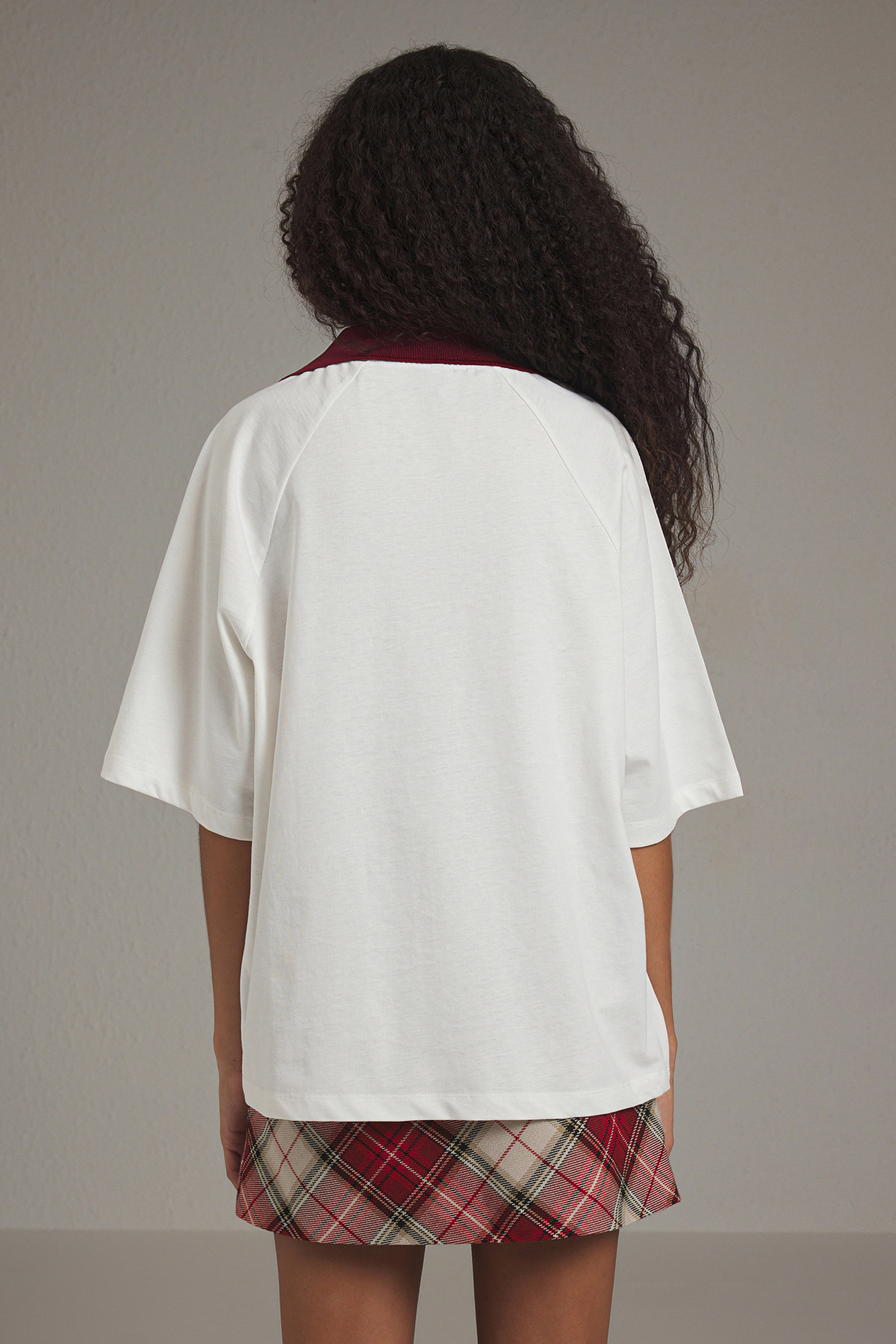 Trendyolmilla  Ekru Kalın Pamuklu Triko Bant Detaylı Nakışlı Overize/Geniş Kalıp Örme T-Shirt TWOSS25TS00100 - Görsel 4