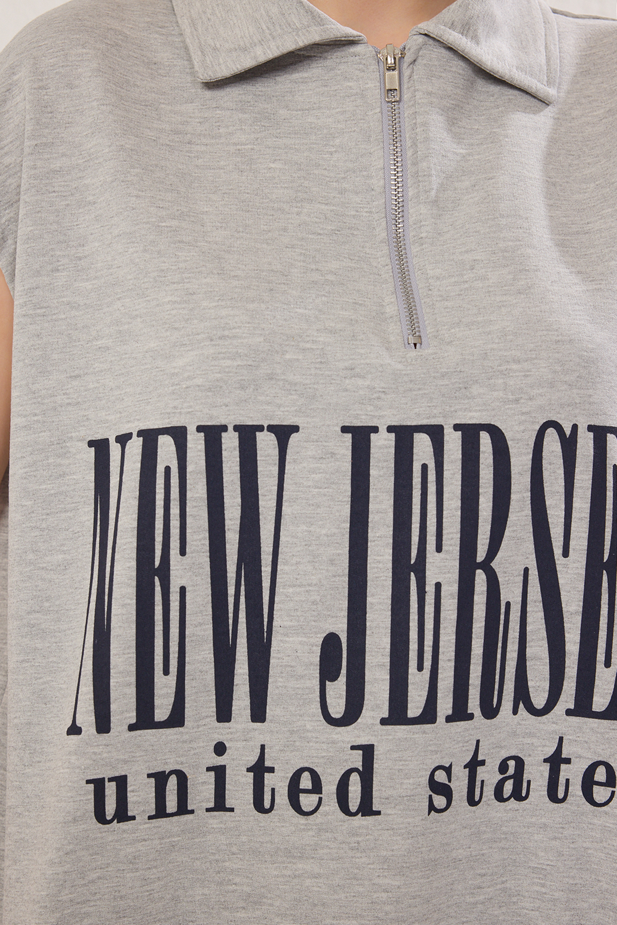 Trendyolmilla  Gri Melanj Slogan Baskılı Oversize/Geniş Kalıp Örme T-Shirt TWOSS25TS00116 - Görsel 3