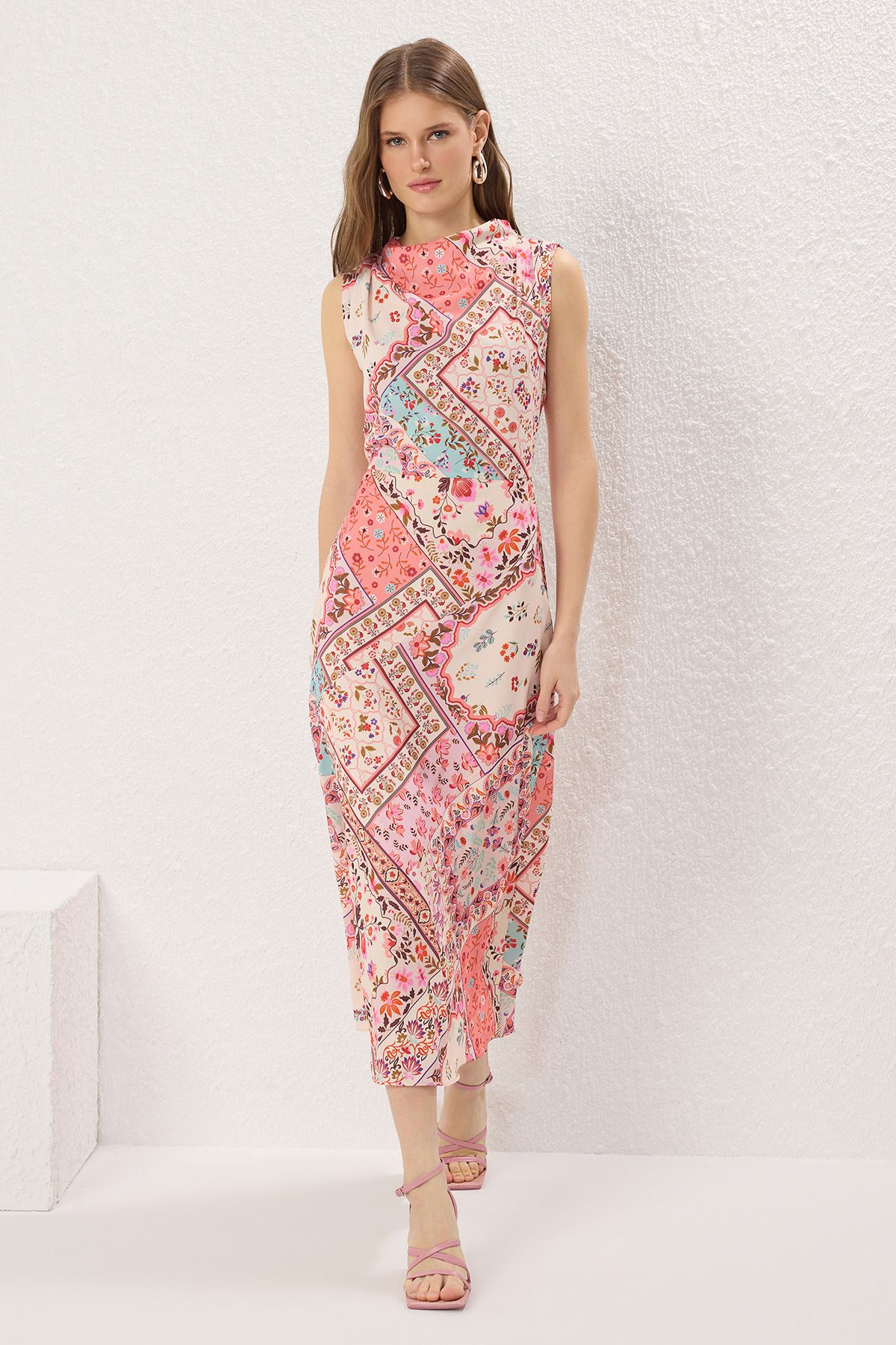 Trendyol Collection-Pudrové midi tkané šaty s etnickým vzorem TWOSS24EL00390 2