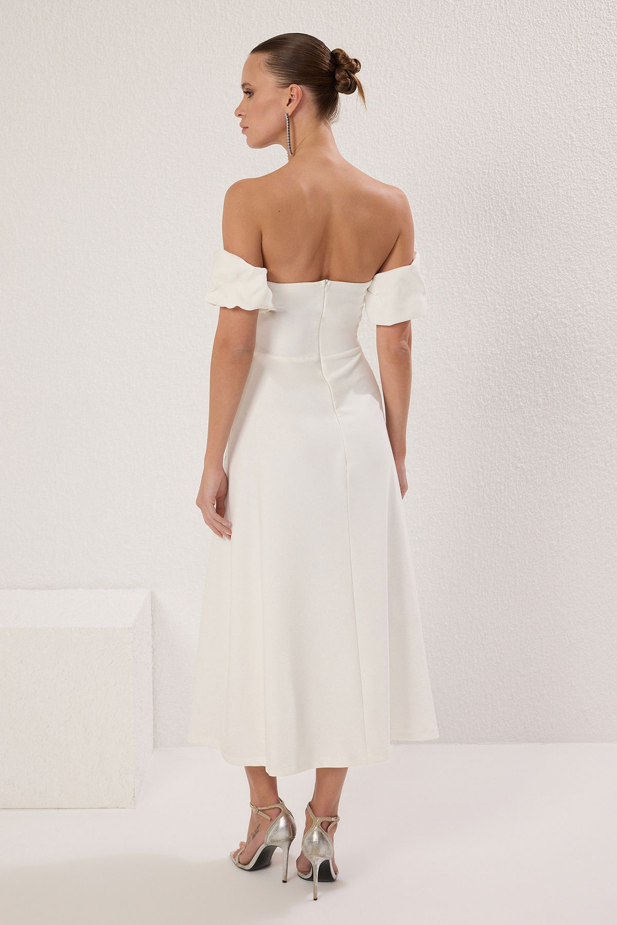 Trendyol Collection-Detail bílého potisku kamínků s hladkým tělem Tkané stylové šaty Midi Tprss25El00243 4