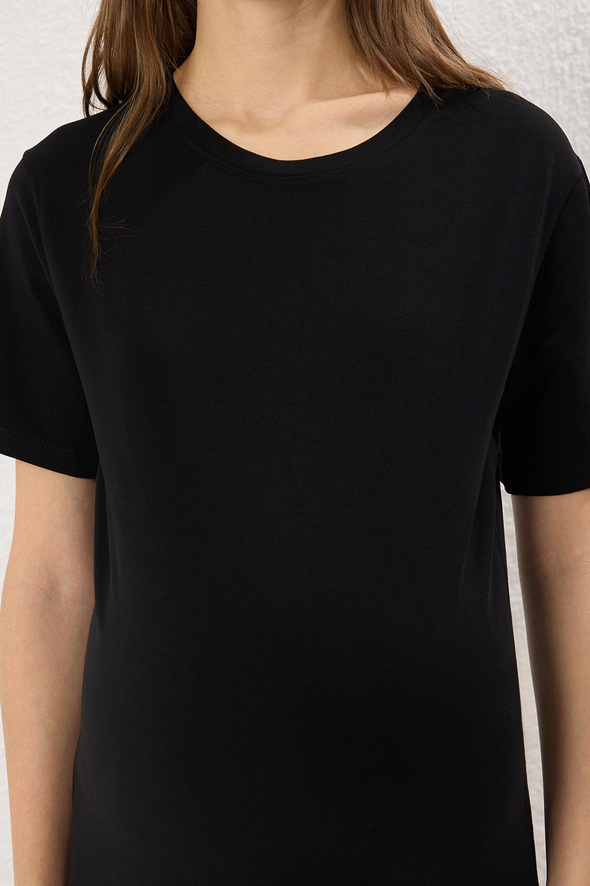 Edit by Trendyol-Schwarzes Mini-Strick-T-Shirt mit kurzen Ärmeln und Rundhalsausschnitt TEDSS25EL00008 4