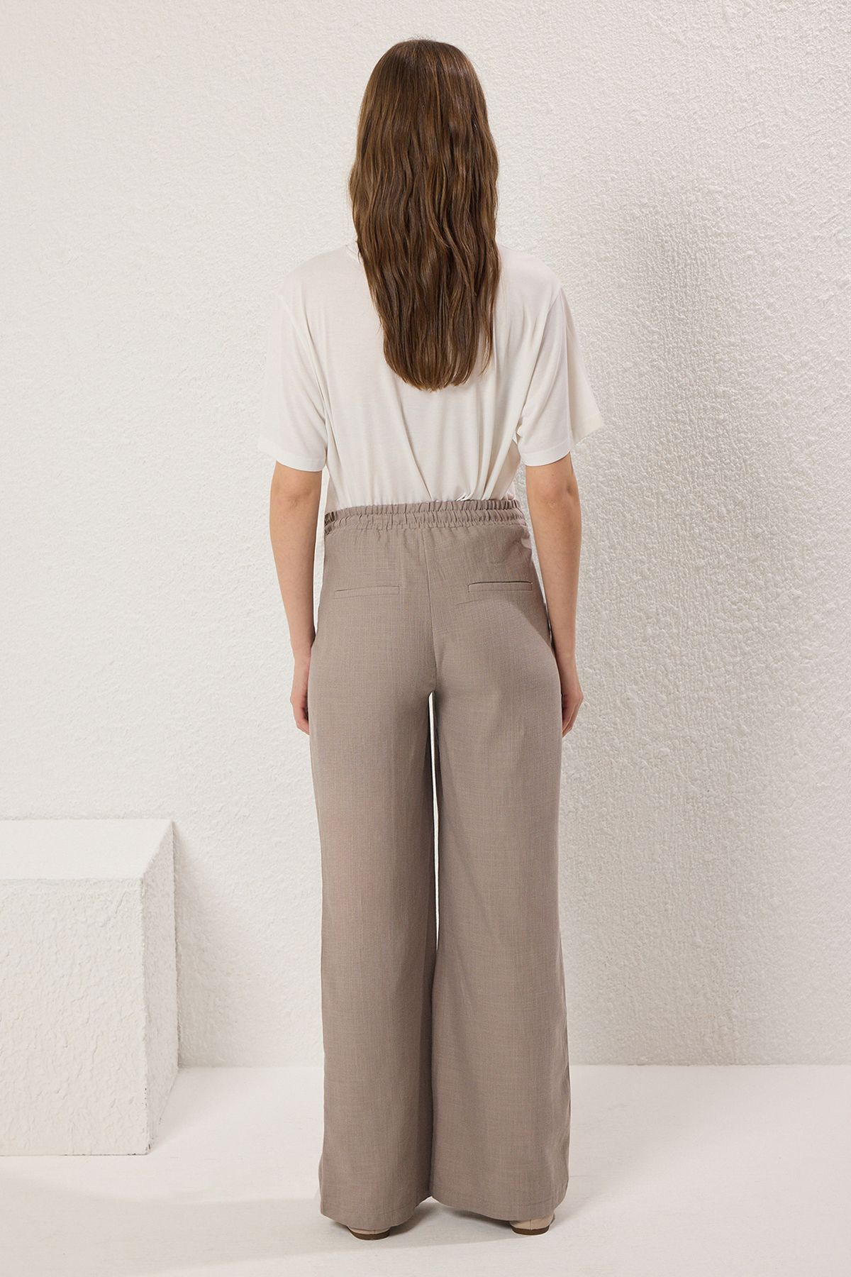 Trendyol Collection-Szürke kismama pamut-vászon tartalmú nadrág gumírozott derékkal TBBSS25AR00032 4