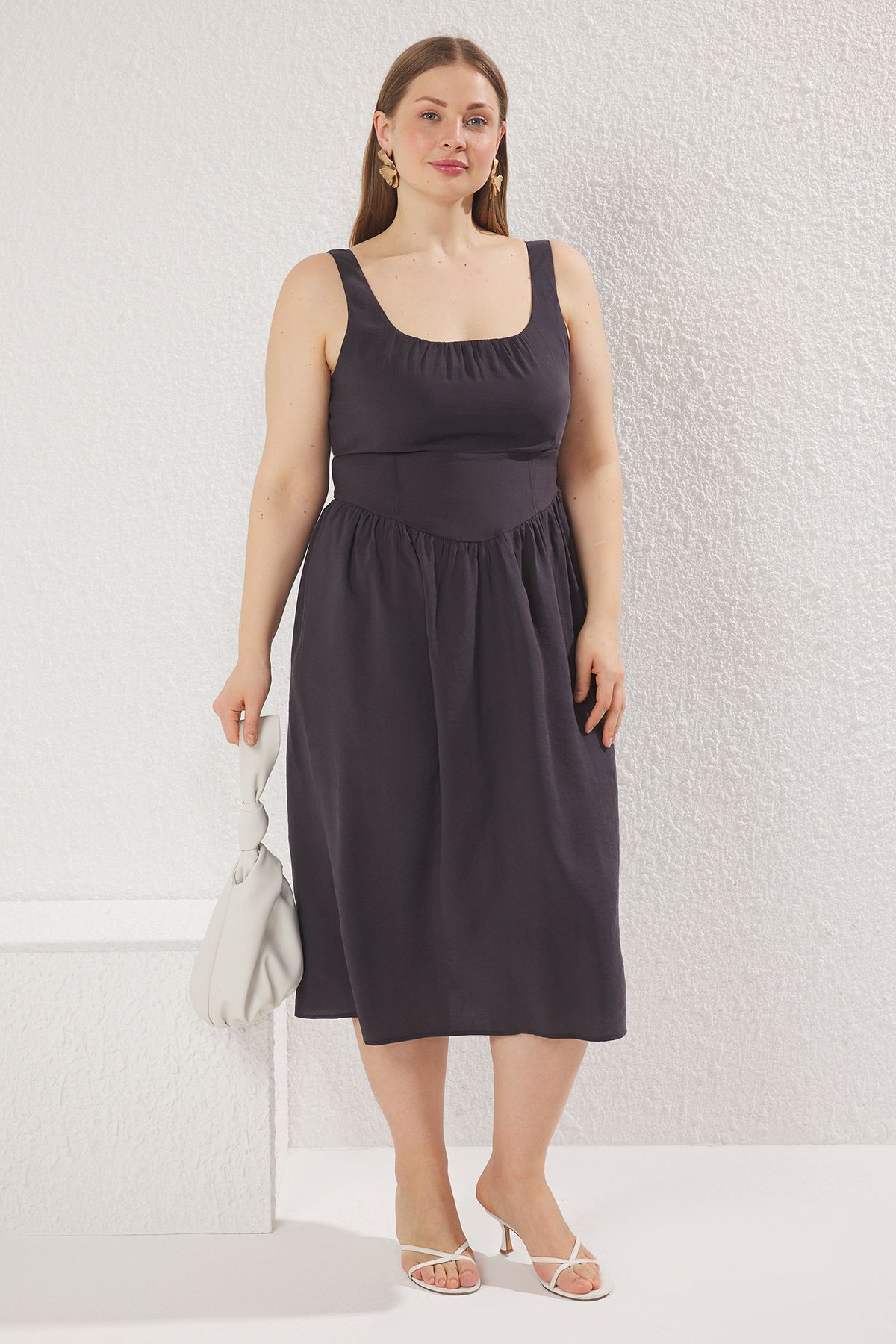 Trendyol Curve Sukienka Shally Woven Plus Size W Kolorze Antracytowym Kobieta - 48